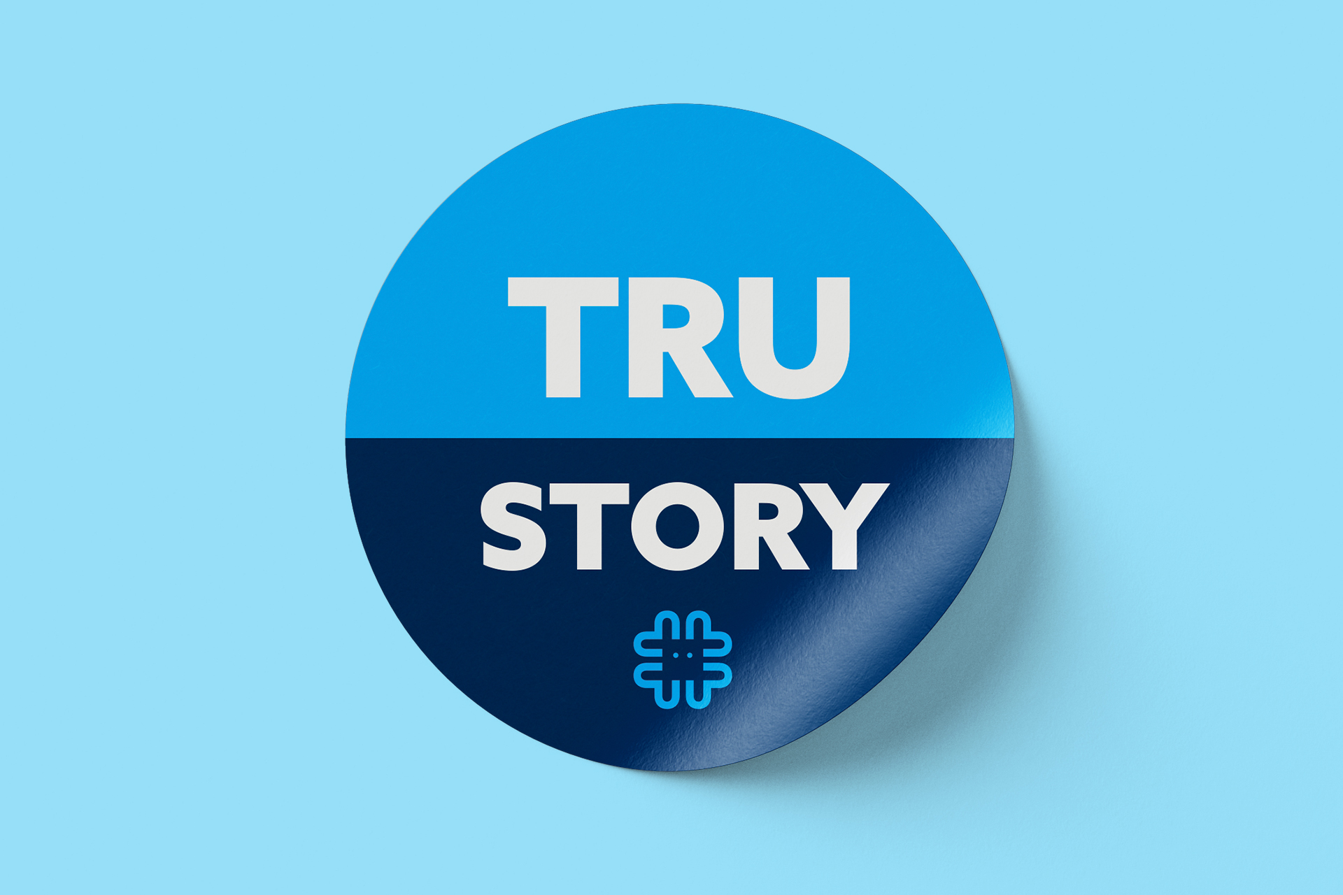 Runder Sticker mit dem Slogan Tru Story im neuen Truuco Corporate Design als Teil der B2B-Markenkommunikation.