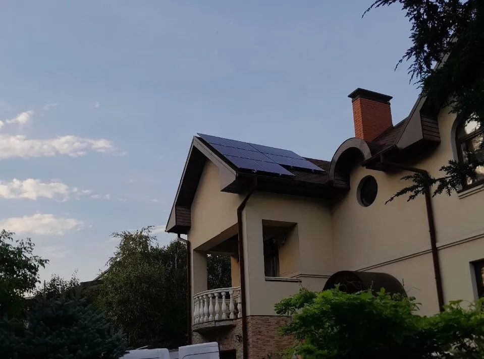 Сонячна станція на будинку