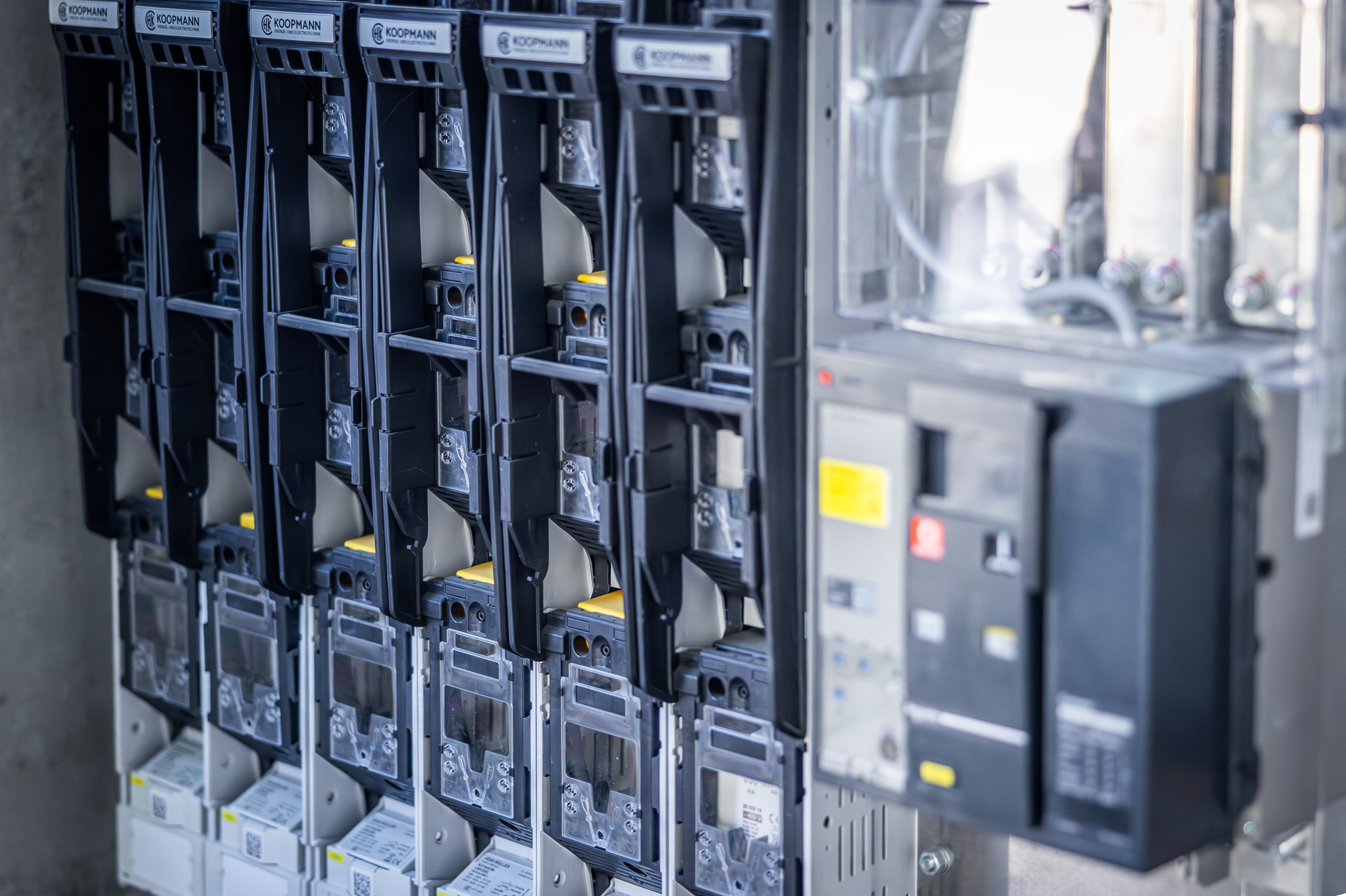 Reihe von elektrischen Zählern und Schutzschaltern in einem Verteilerkasten.