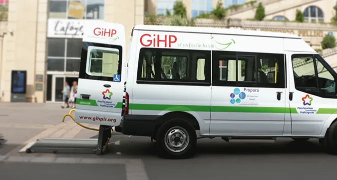 Minibus adapté du GIHP, rampe d'accès arrière déployée