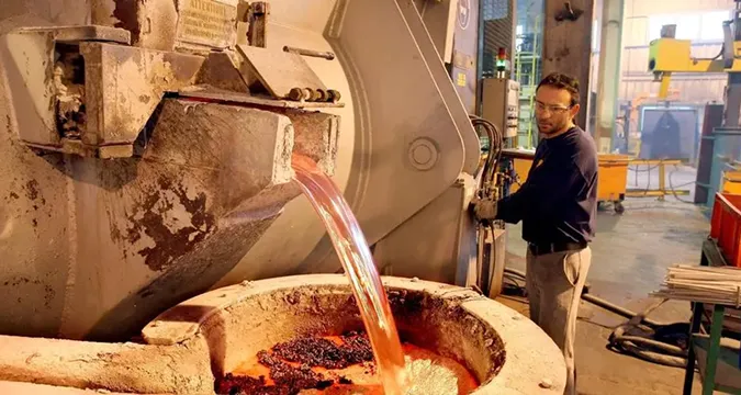 Coulée de métal en fusion dans une fonderie du Bélier
