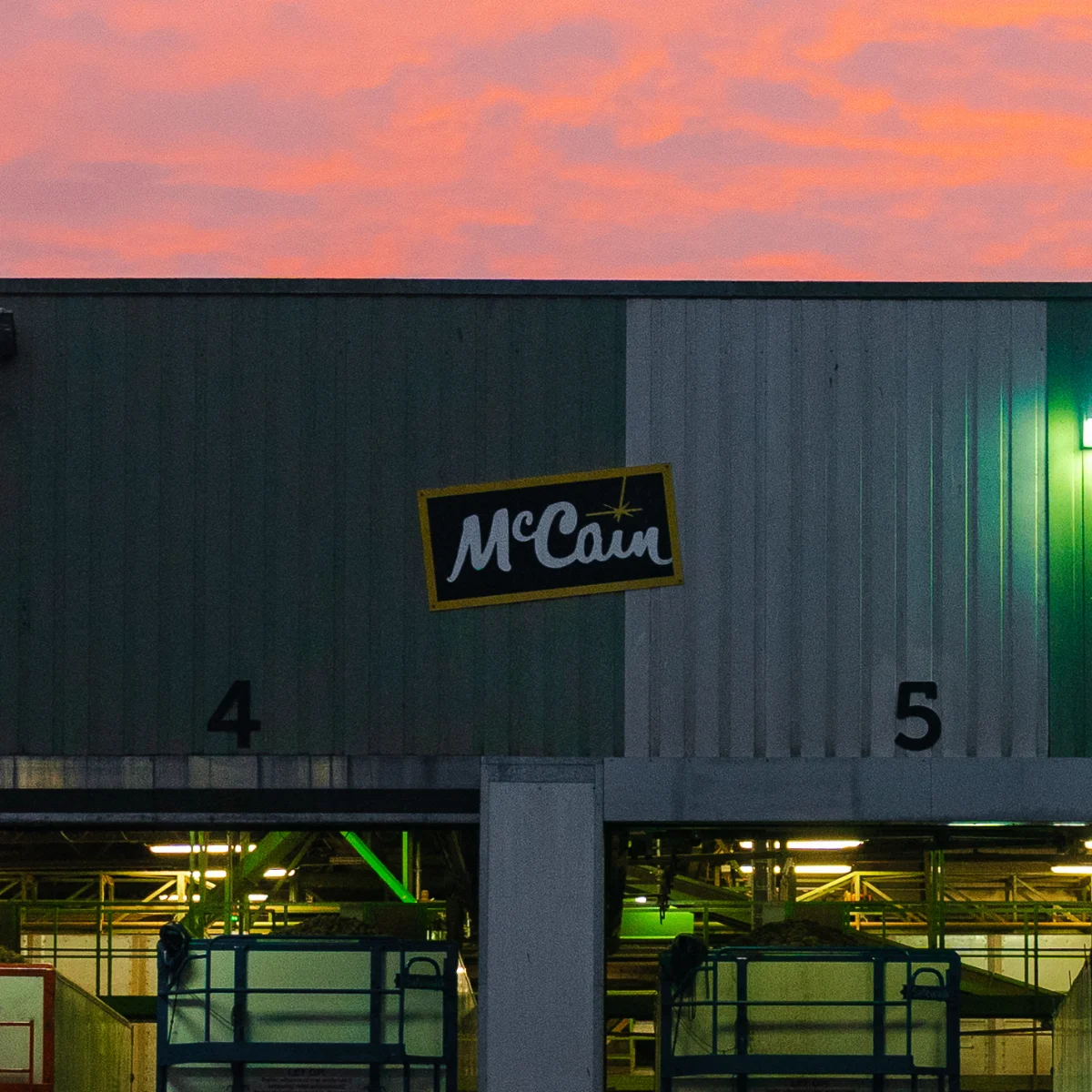 Usine McCain au crépuscule : l'enseigne au-dessus des quais de chargement
