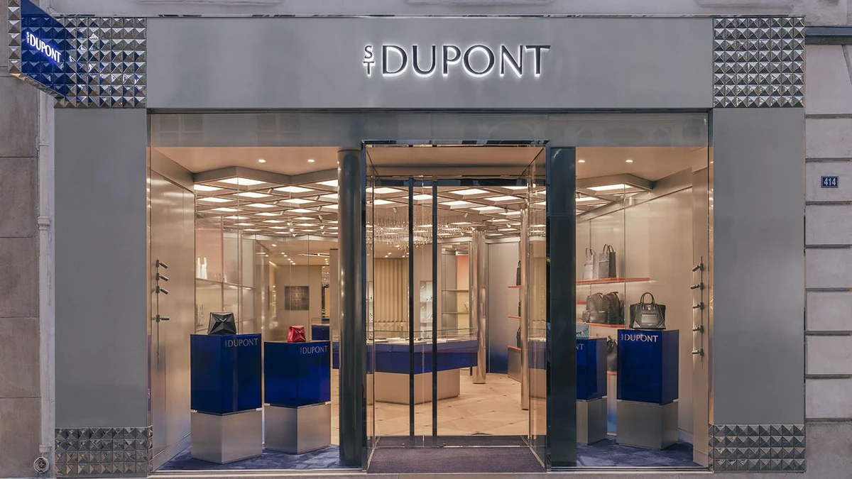 Devanture d'une boutique S.T. Dupont, enseigne lumineuse au-dessus de la vitrine