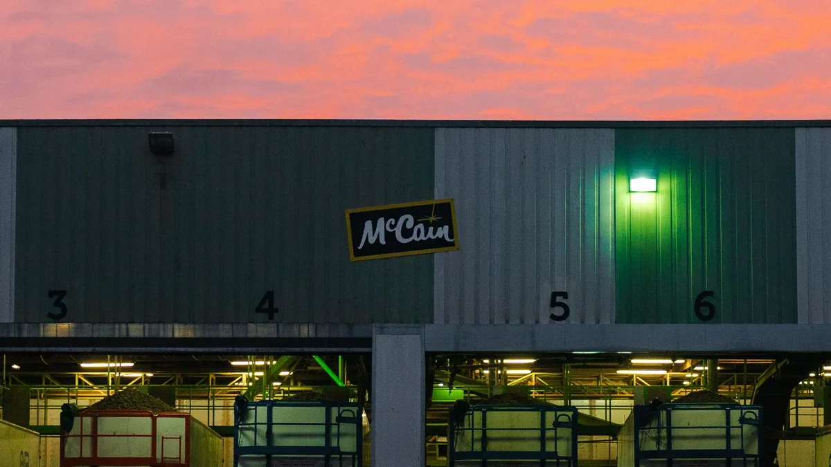 Usine McCain au crépuscule, enseigne McCain au-dessus des quais de chargement
