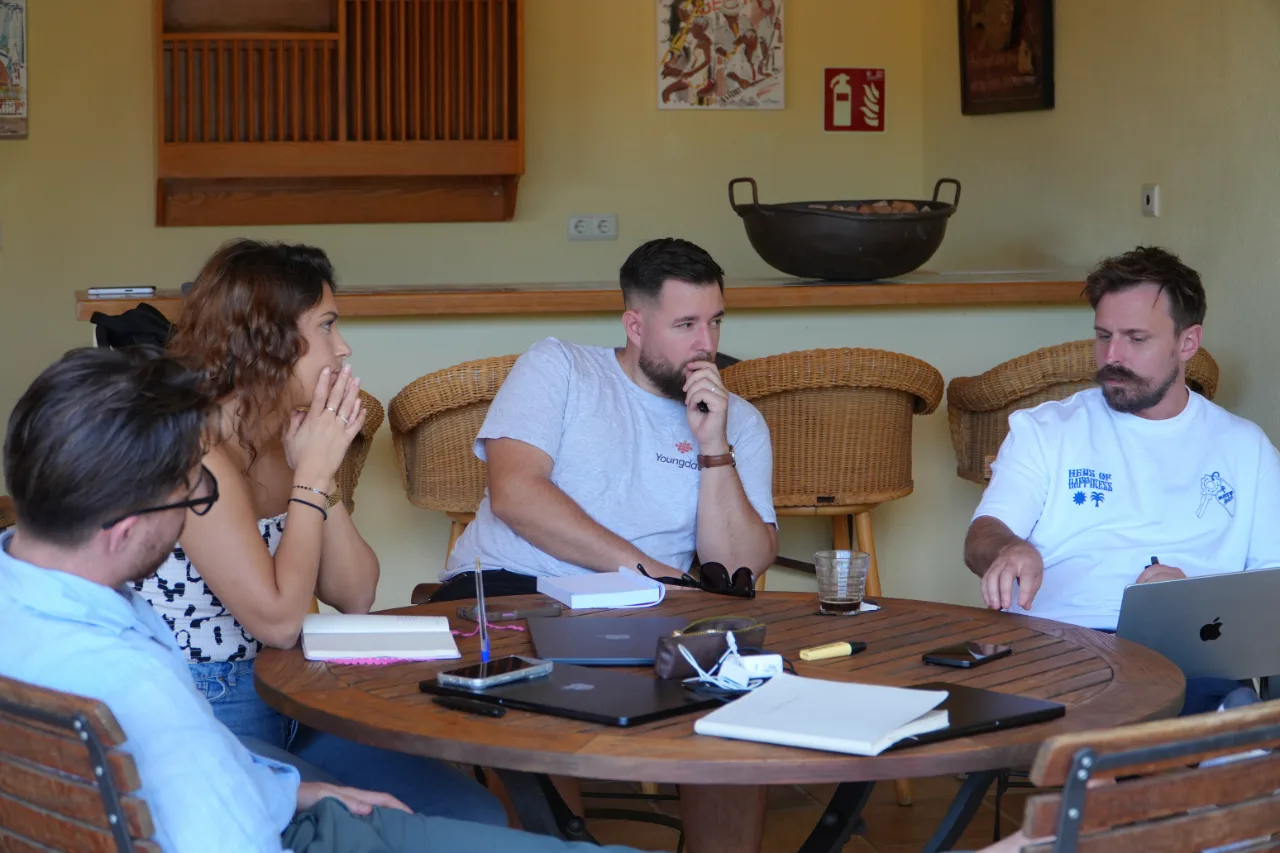 Des membres de l'équipe YoungData discutent autour d'une table ronde pendant le séminaire de septembre 2026.