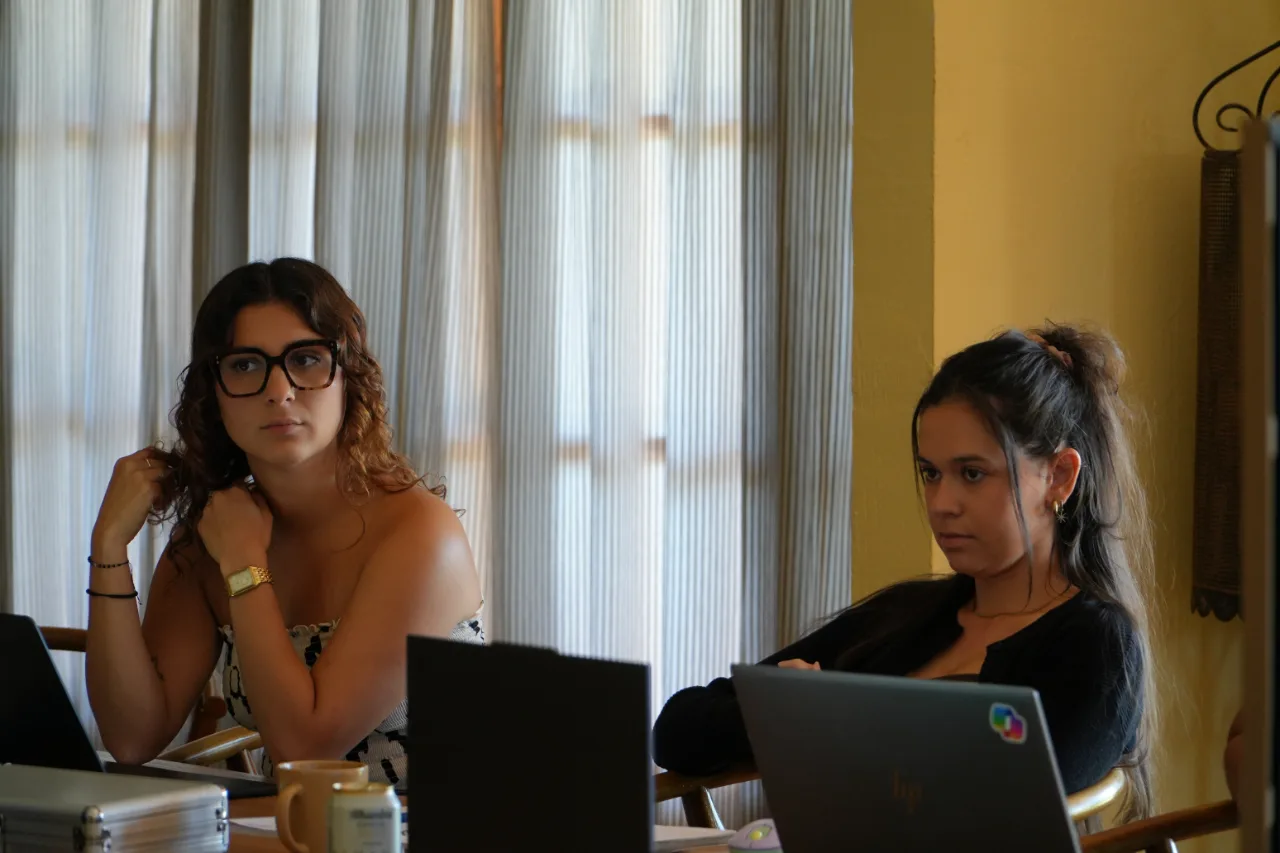 Deux membres de l'équipe YoungData suivent une présentation, ordinateurs ouverts, au séminaire de septembre 2026.