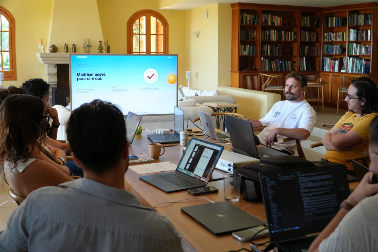 Réunion de l'équipe YoungData face à un grand écran de présentation, au séminaire de septembre 2026.