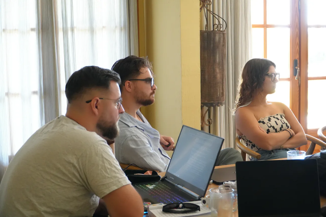 Trois membres de l'équipe YoungData écoutent une présentation lors du séminaire de septembre 2026.