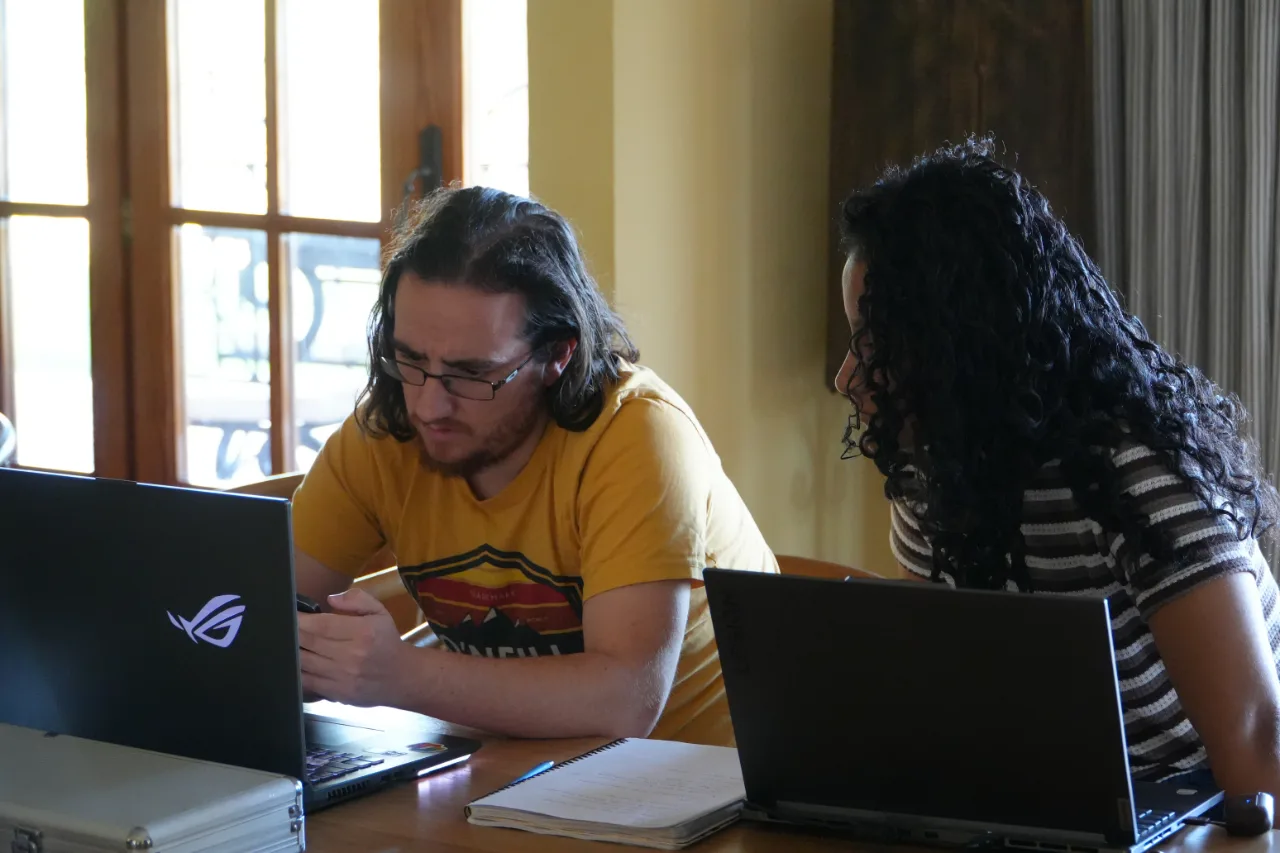 Deux membres de l'équipe YoungData échangent devant un ordinateur portable pendant le séminaire de septembre 2026.