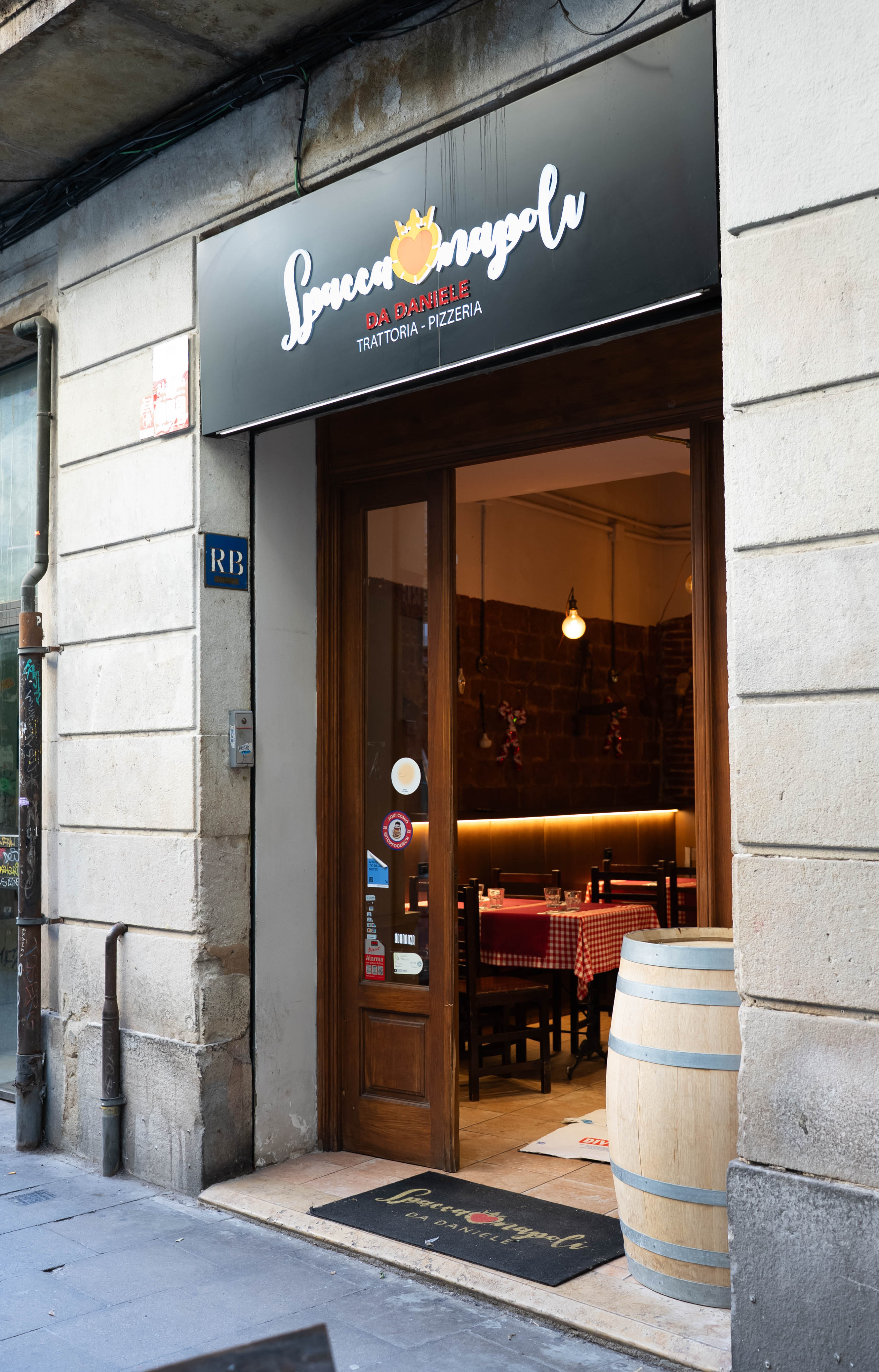 Authentic Neapolitan pizza at Spaccanapoli, the best Italian restaurant in Barcelona