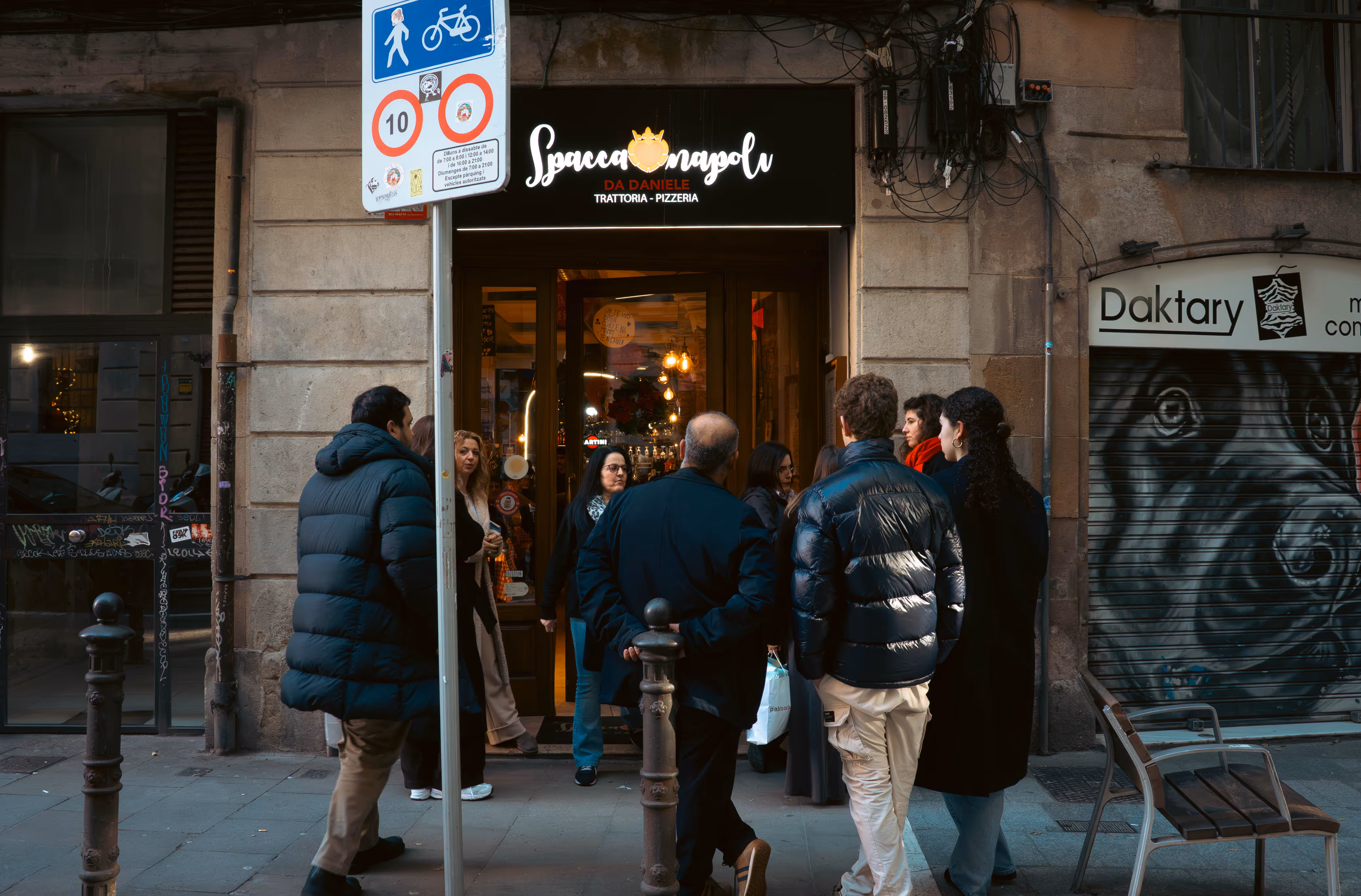 Pizza napolitana recién salida del horno en un restaurante italiano en el Born Barcelona
