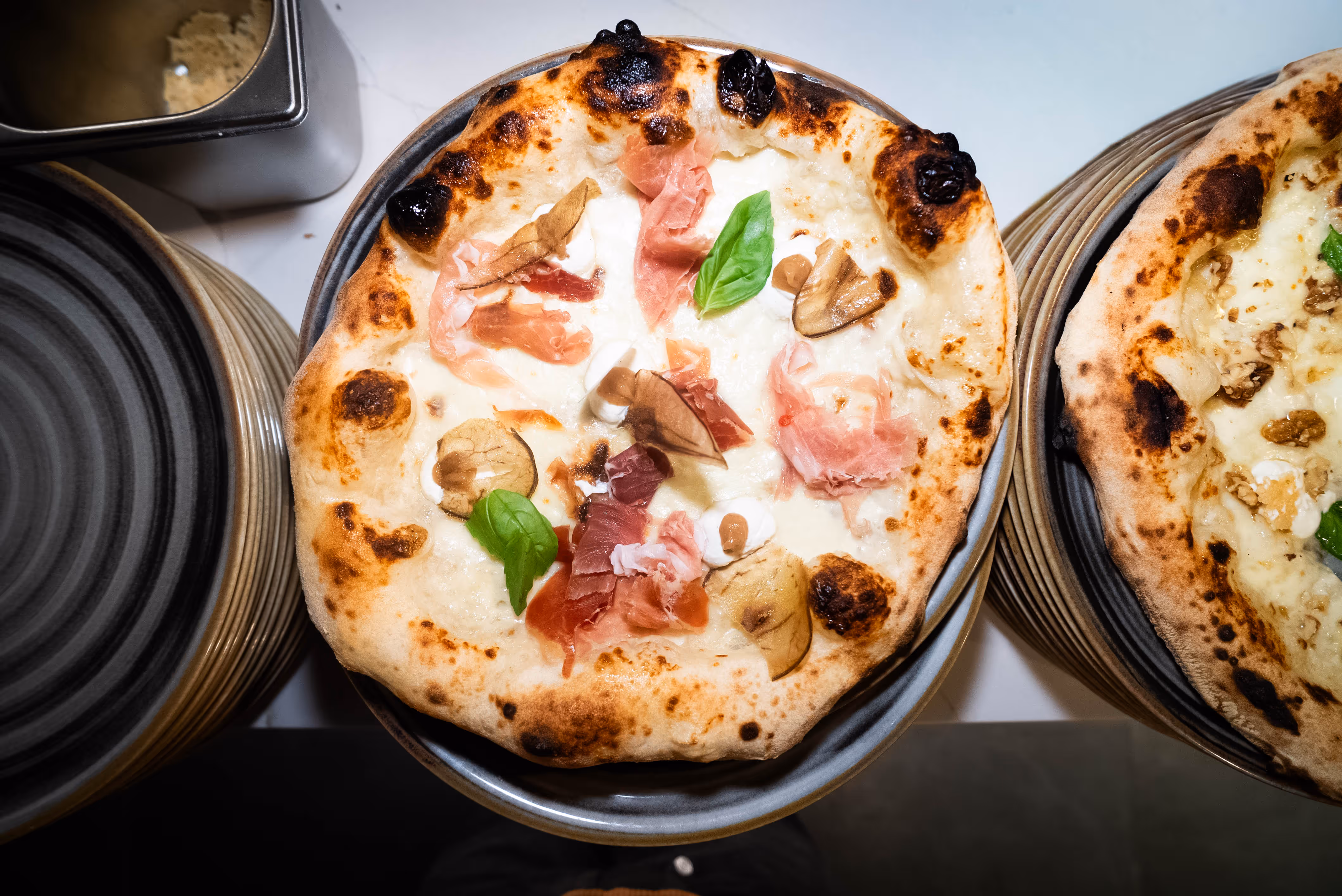 Pizza napolitana auténtica en Spaccanapoli Barcelona, con cornicione inflado y tomate San Marzano