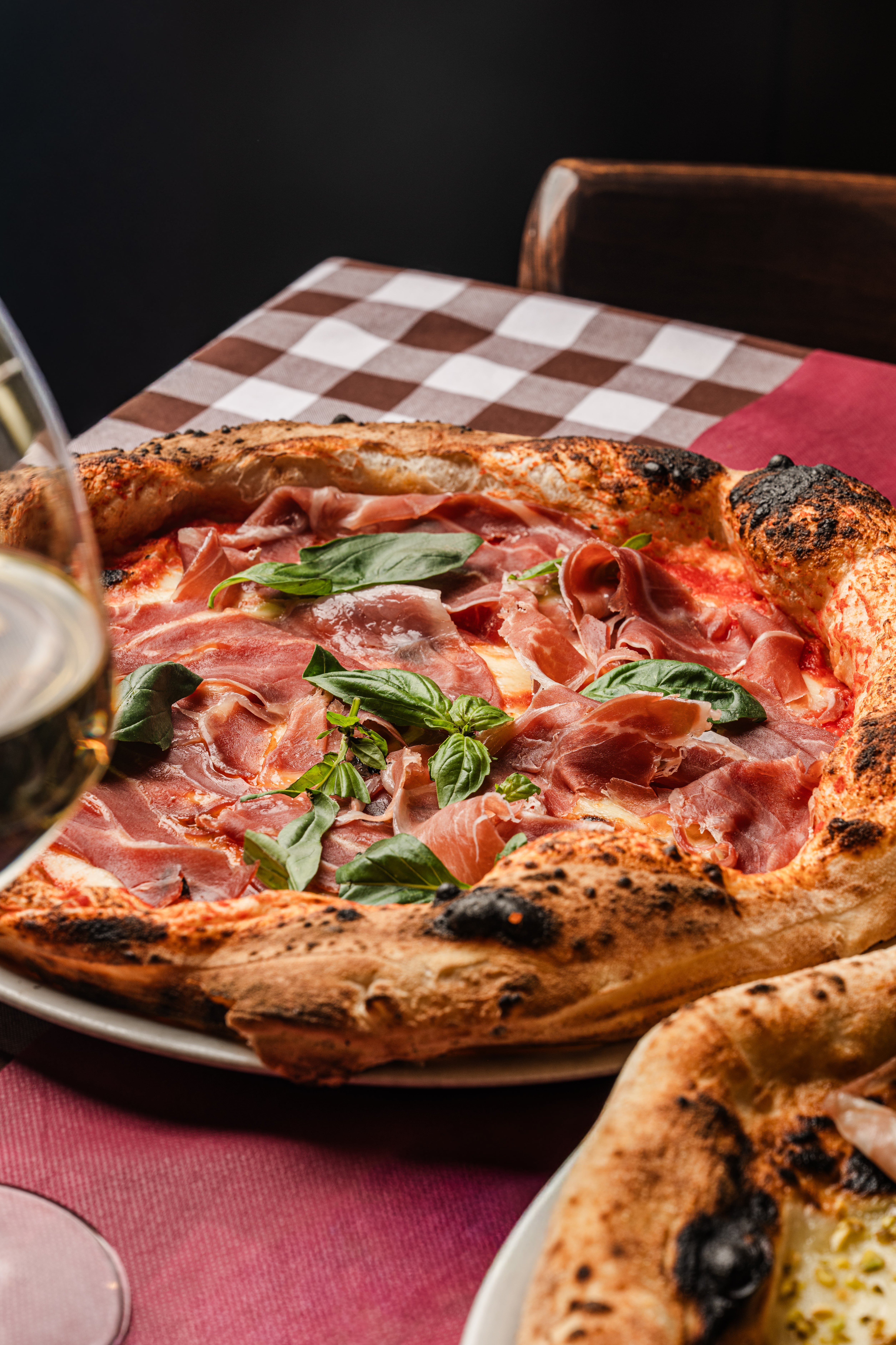 Mesa íntima con pizza napolitana en Spaccanapoli, restaurante italiano romántico en Barcelona