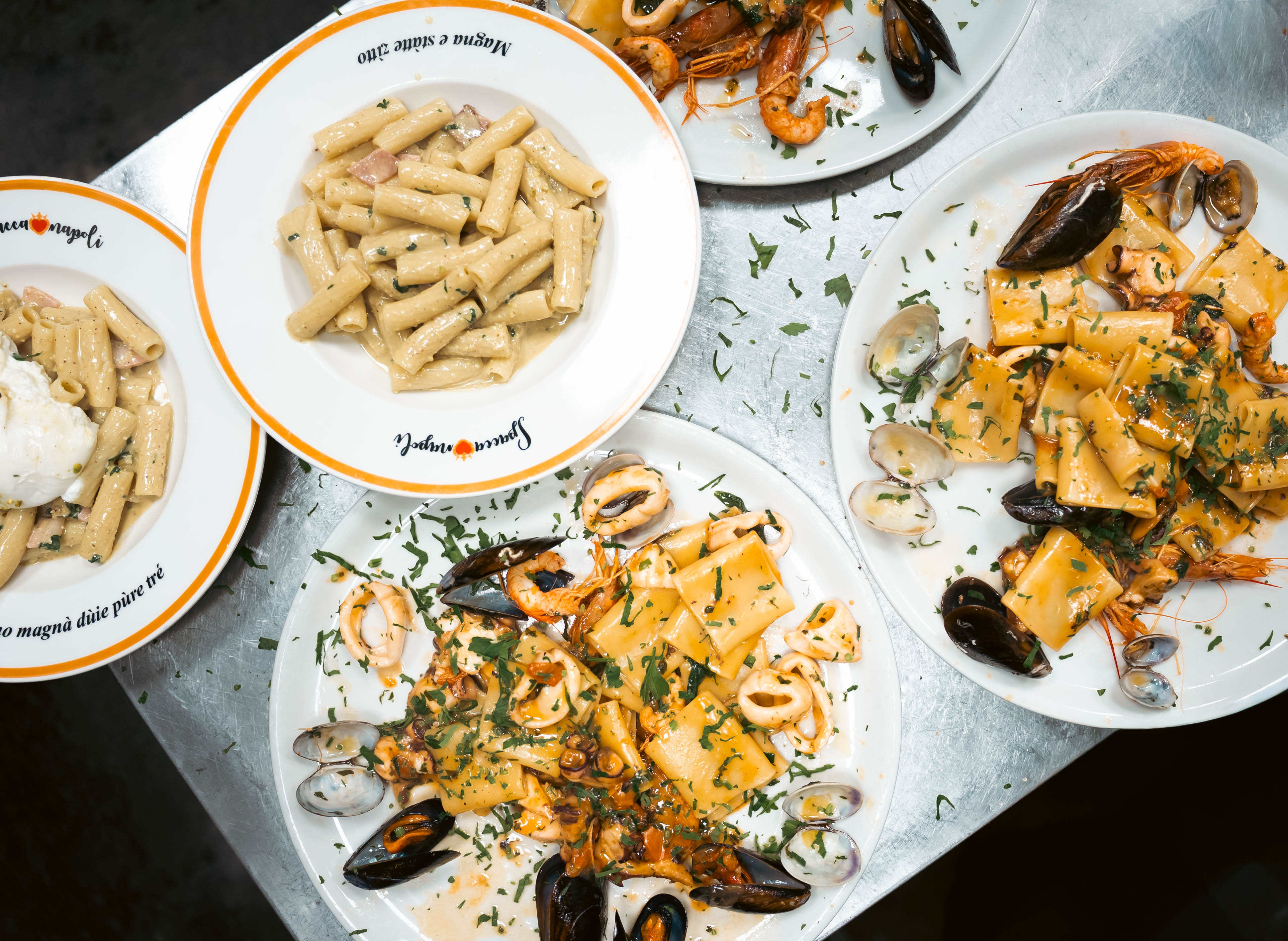 Plato de pasta italiana auténtica servido en Spaccanapoli Barcelona