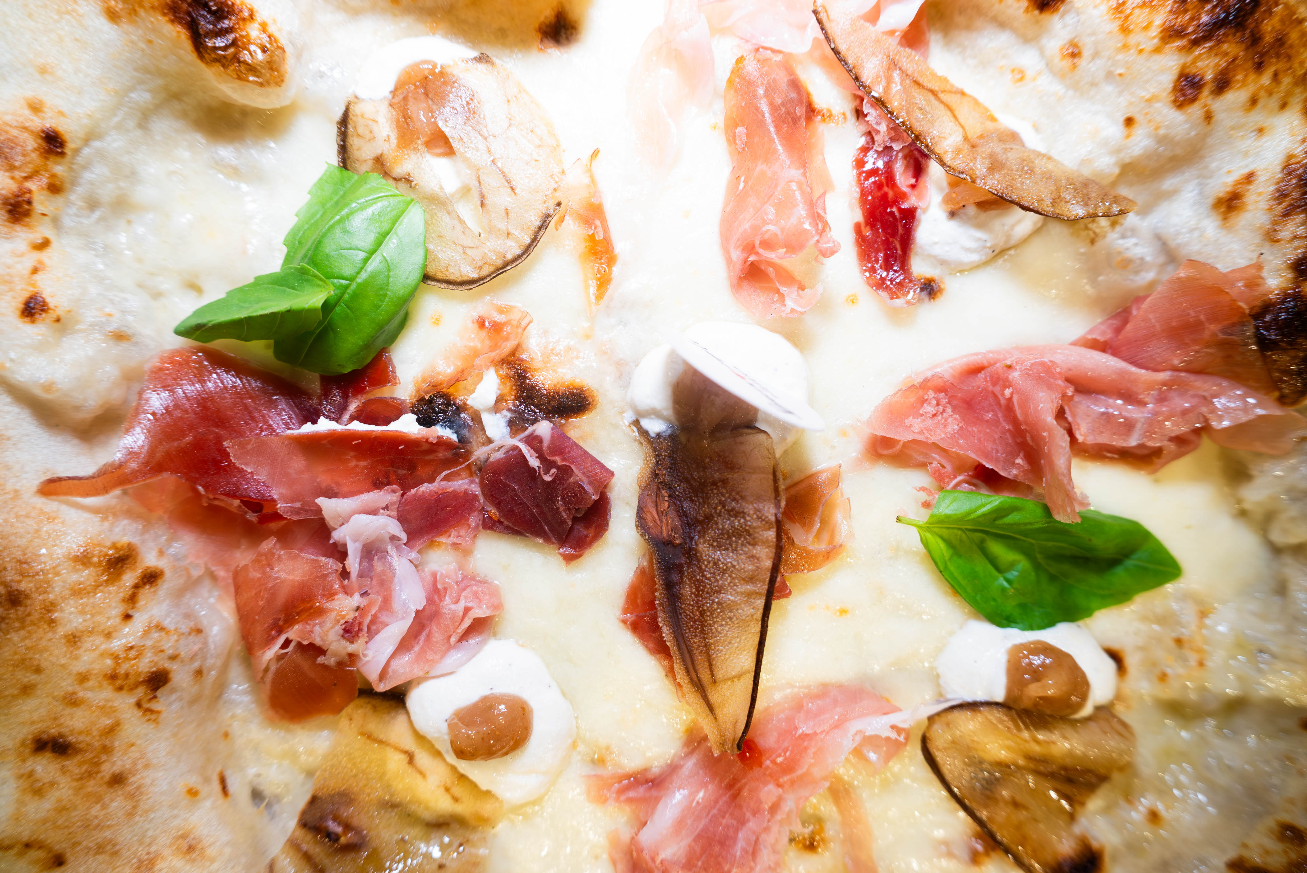 Pizza napolitana auténtica servida en un restaurante italiano cerca de Plaza Catalunya, Barcelona