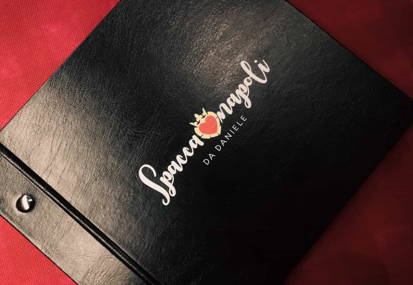 Pizza napolitana recién horneada en Spaccanapoli Barcelona, el restaurante del Born
