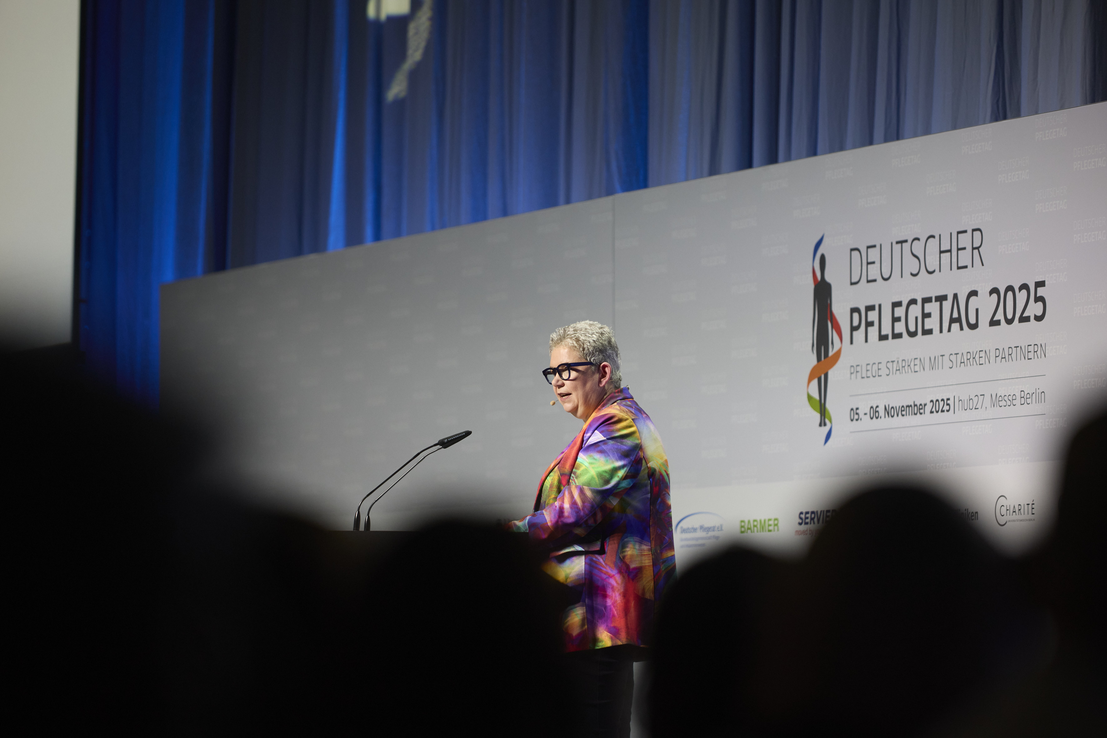 Speaker on stage at the 2025 edition of Deutscher Pflegetag, hub27, Messe Berlin