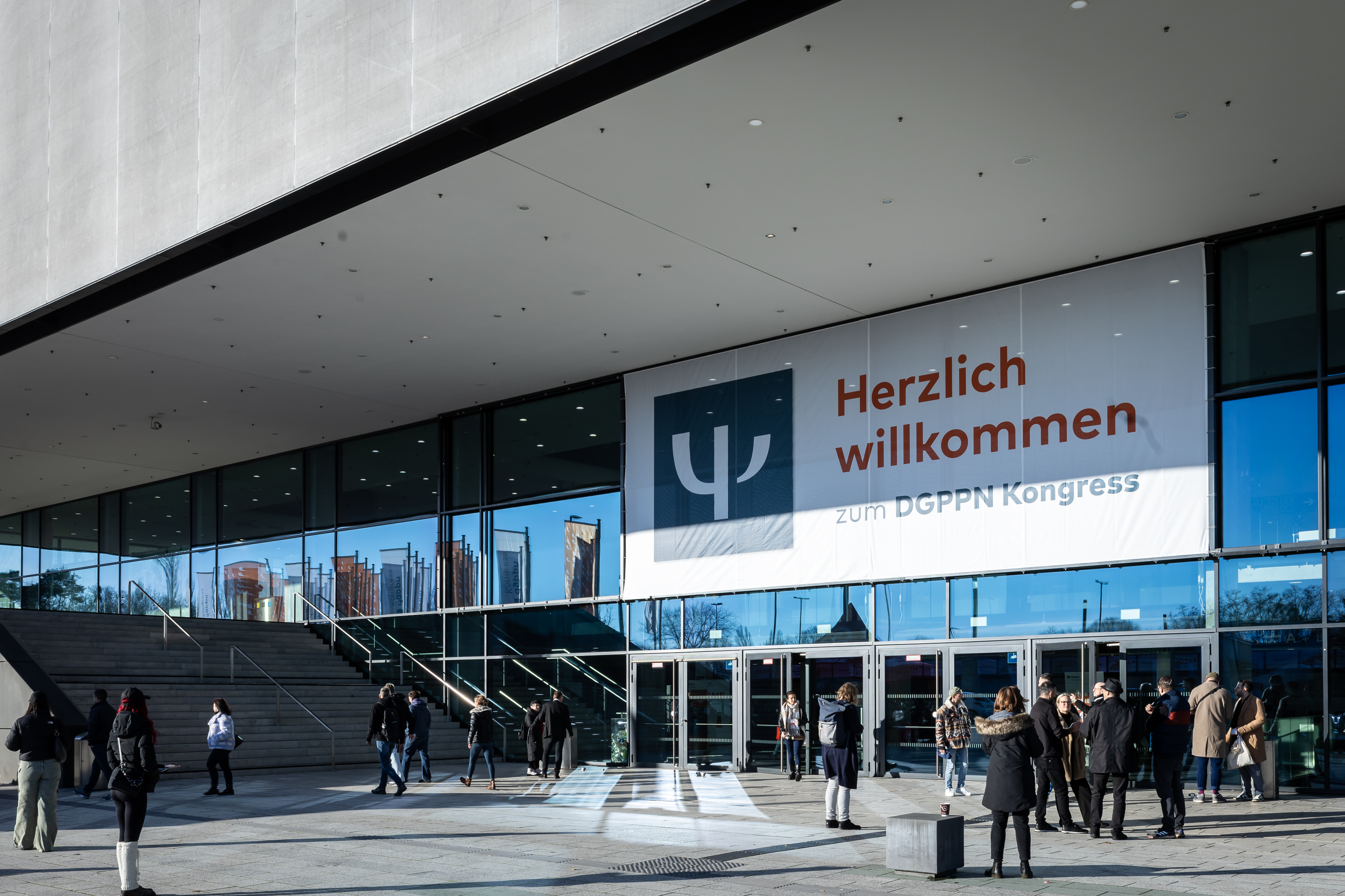 Eingang des CityCube Berlin mit Willkommensbanner zum DGPPN Kongress 2025
