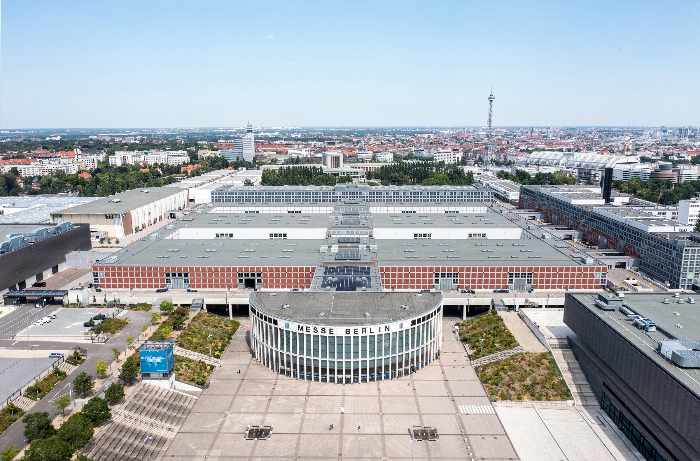 Luftbild des Messegeländes der Messe Berlin mit dem Eingang Süd, im Hintergrund der Funkturm