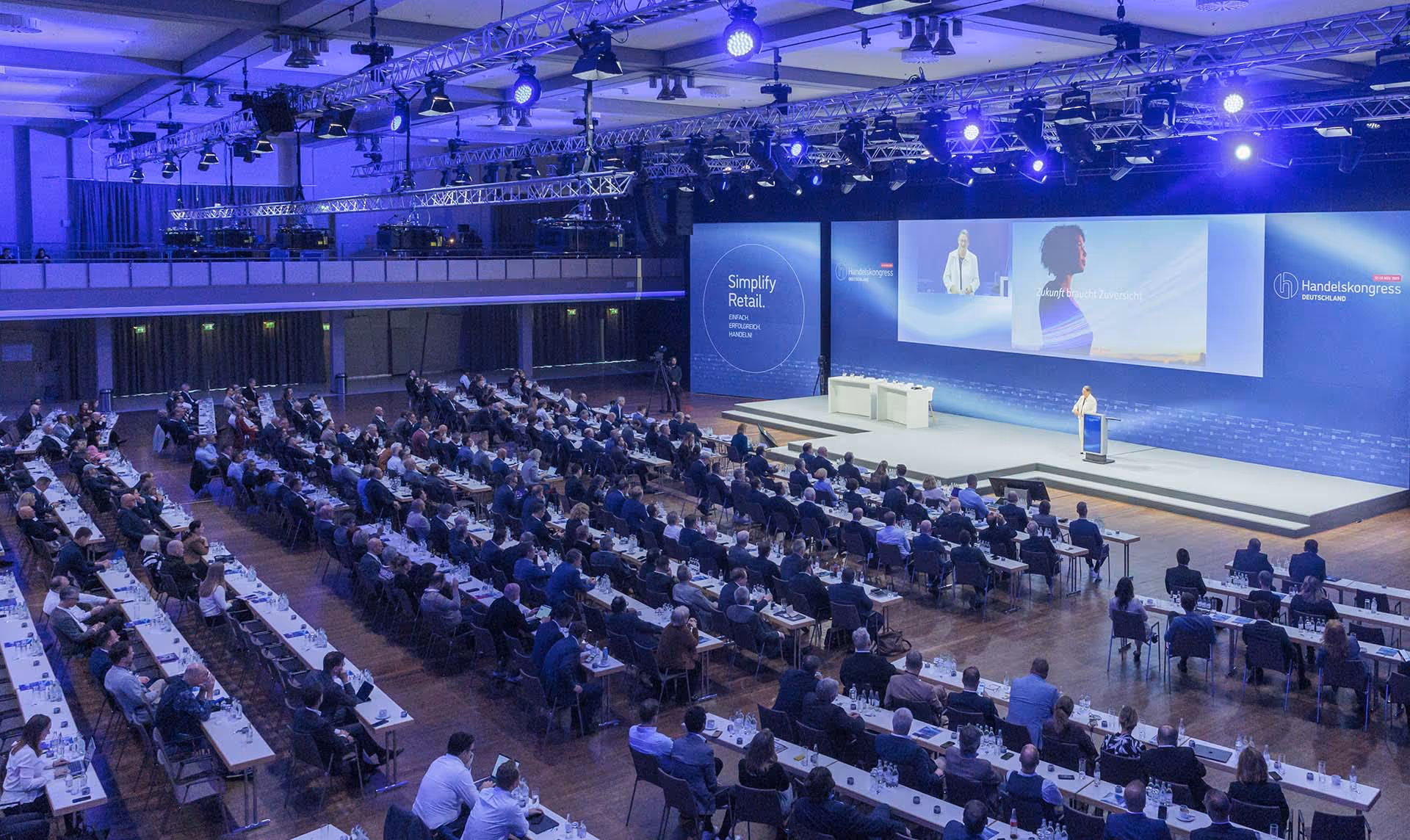 Packed plenary hall audience at a past Handelskongress Deutschland edition