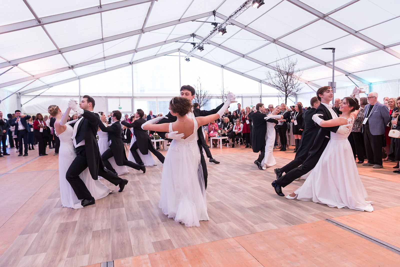 Festlicher Abendempfang bei der ASTA River Cruise Expo 2025 in Wien, der vorigen Wiener Ausgabe der Veranstaltung, mit einer Tanzvorführung im Walzerstil und Gästen in Abendgarderobe