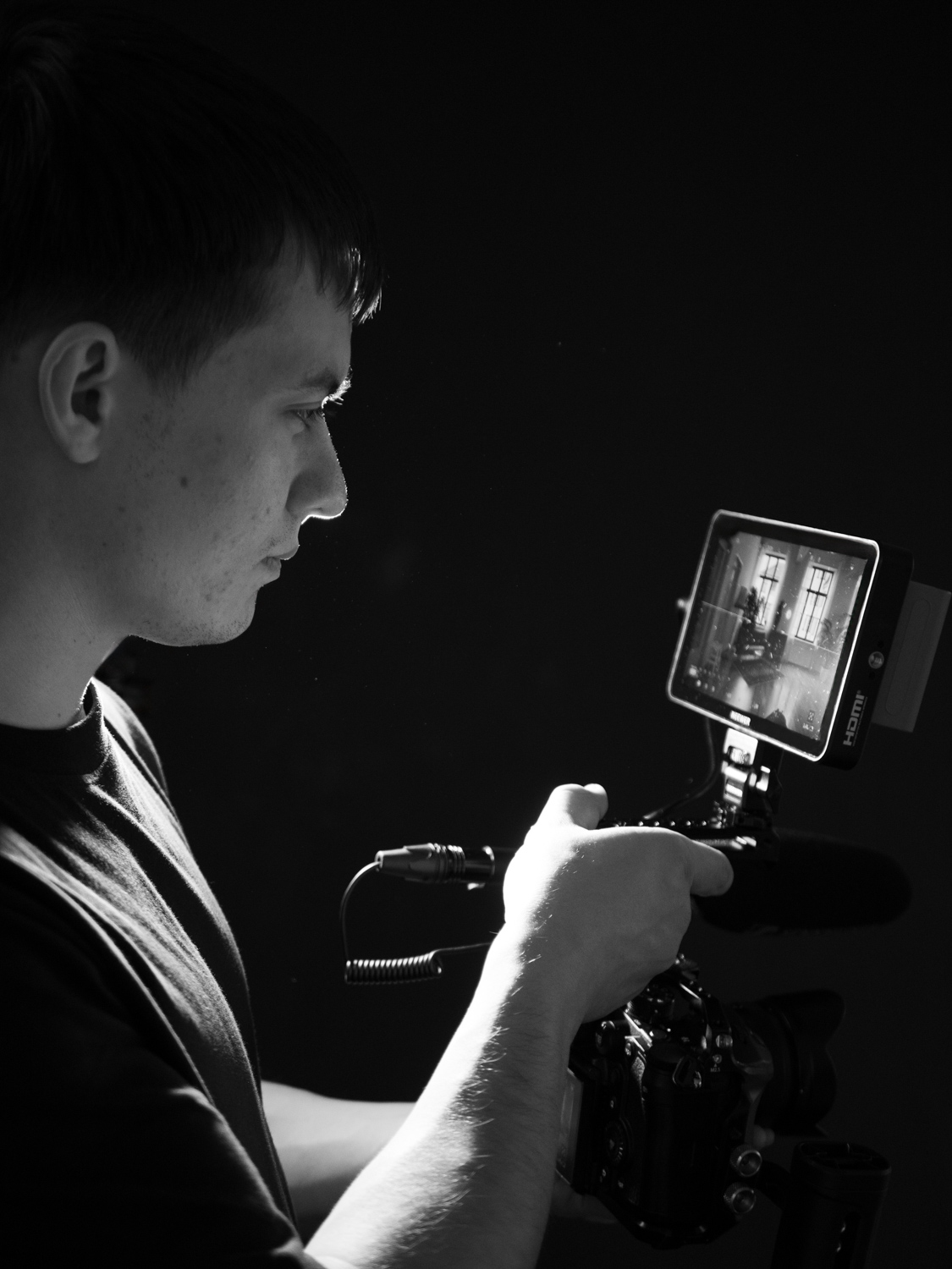 Videoproduzent filmt Content für Social Media mit Kamera und externem Monitor