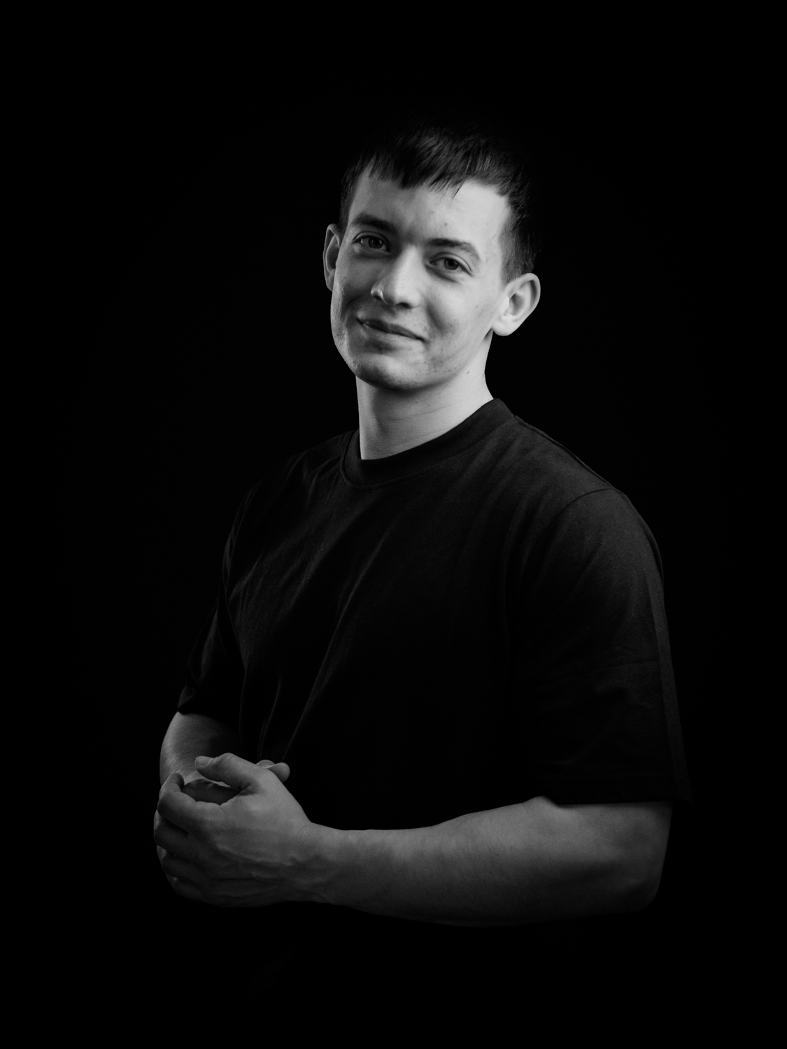 Videoproduzent Jannis Koppatsch erstellt Social Media Content mit Kamera und Monitor