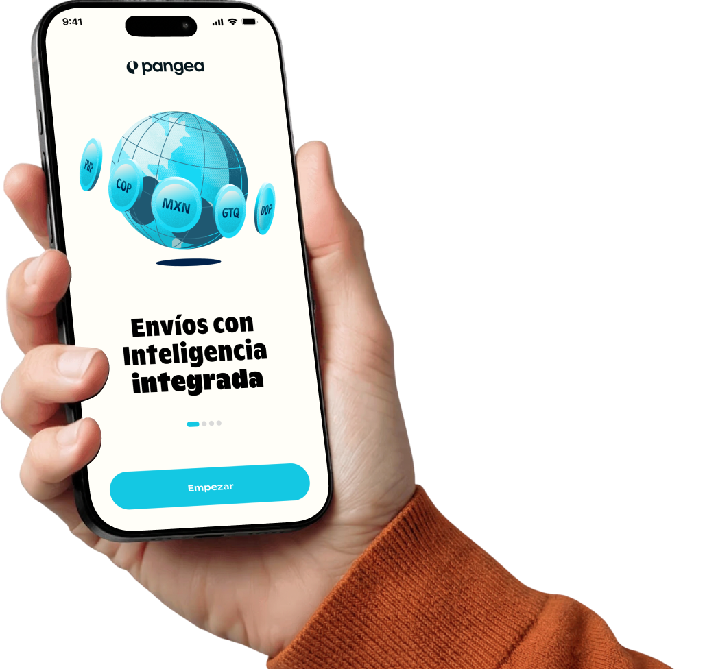 Se abrió la persona que sostenía un teléfono con la aplicación Pangea. En la pantalla aparece el mensaje «Una forma mejor de enviar dinero a casa» y en la parte inferior aparece el botón «Comenzar».
