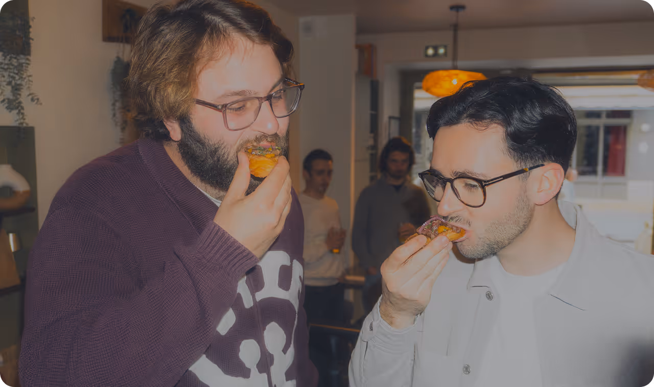 Photo des deux fondateurs de Zou Bizou, à gauche Augustin et à droite Guillaume, dégustant une tartine de Zou Bizou