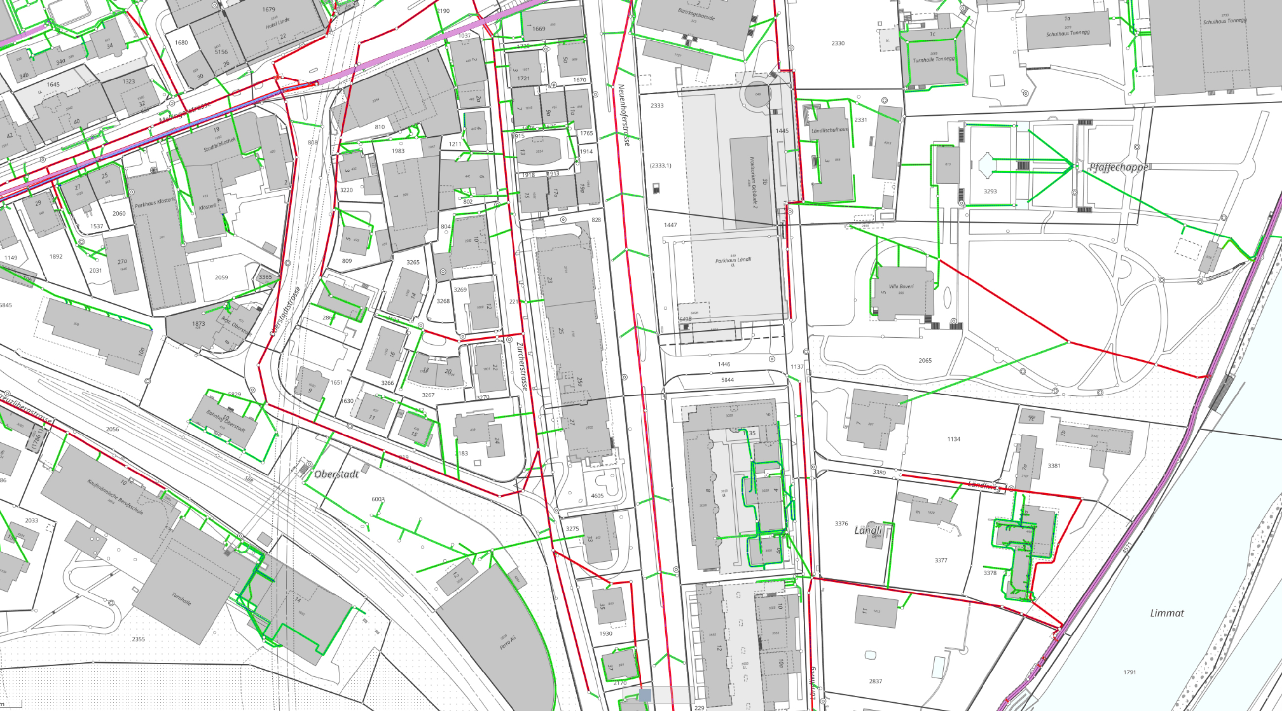 Kartenausschnitt einer Stadt mit Gebäuden, Straßen und Fluss Limmat, markiert mit grünen und roten Linien.