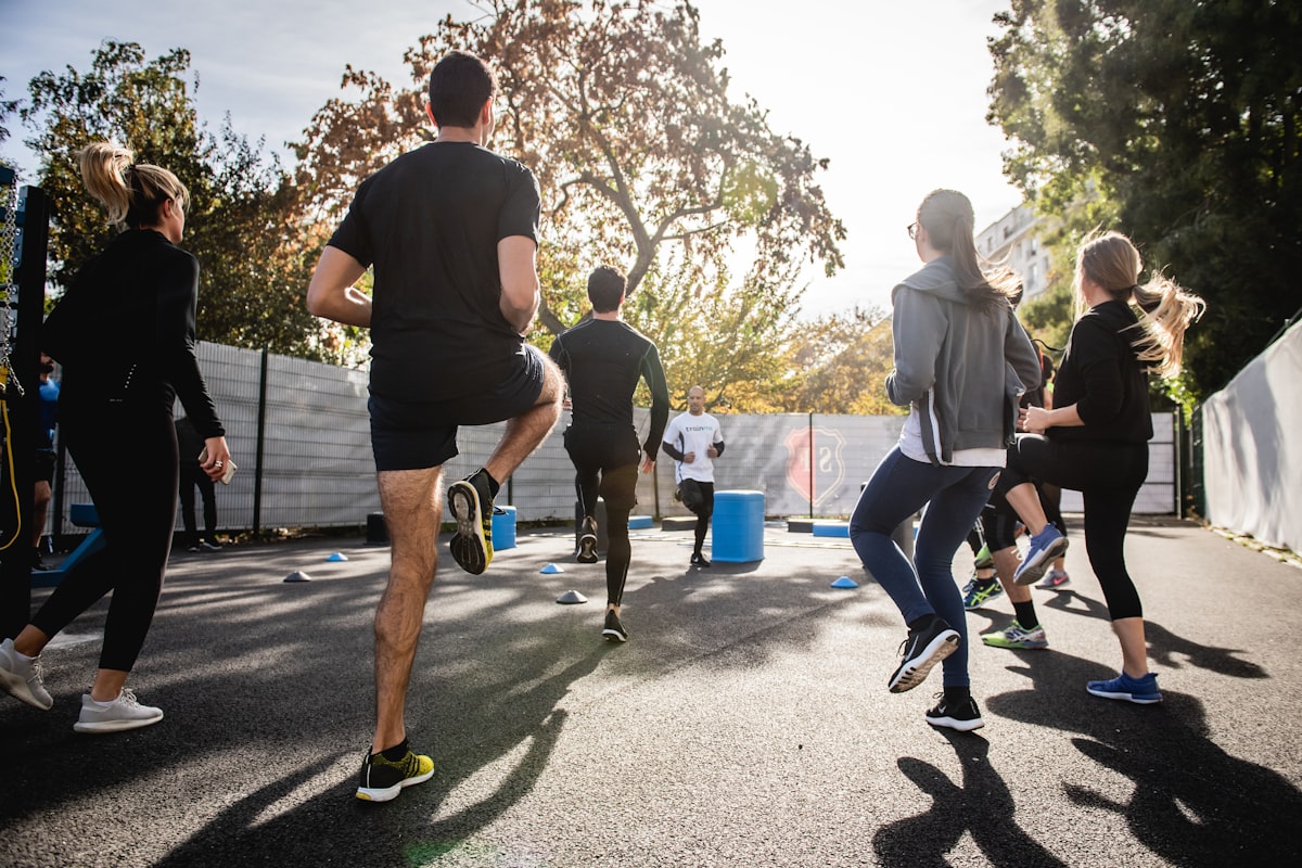 Groupe en entraînement collectif extérieur