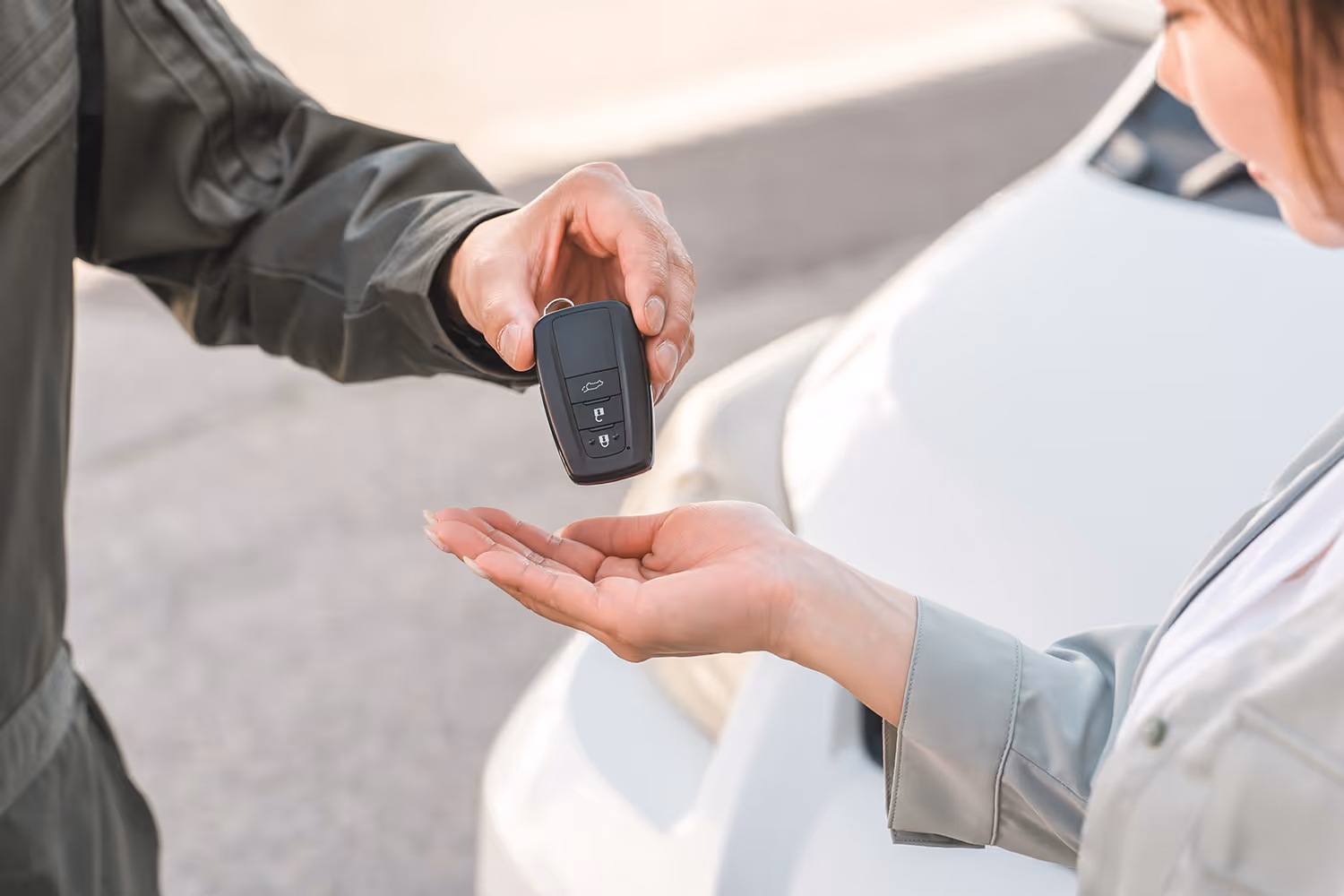 Mechanic handing car keys back to a satisfied customer after service