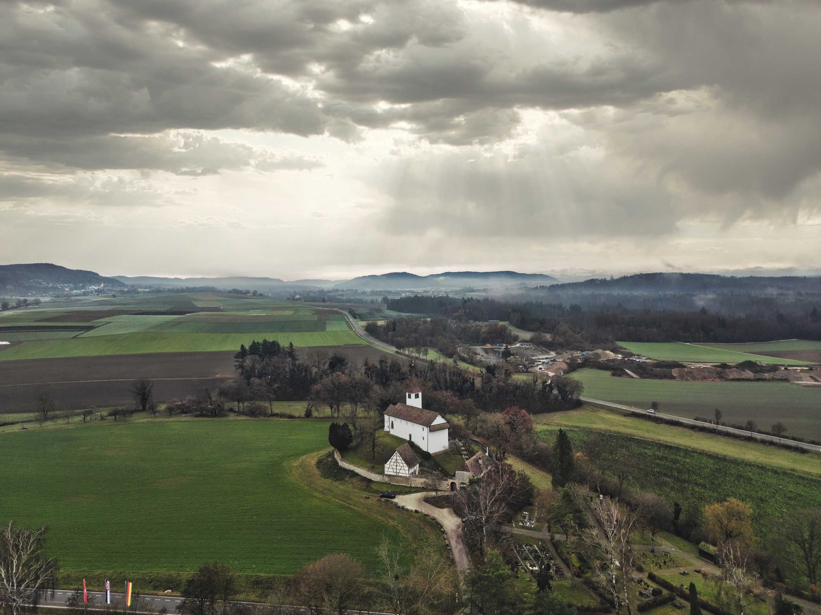 Drohnenbild einer Kirche mit Natur im Hintergrund