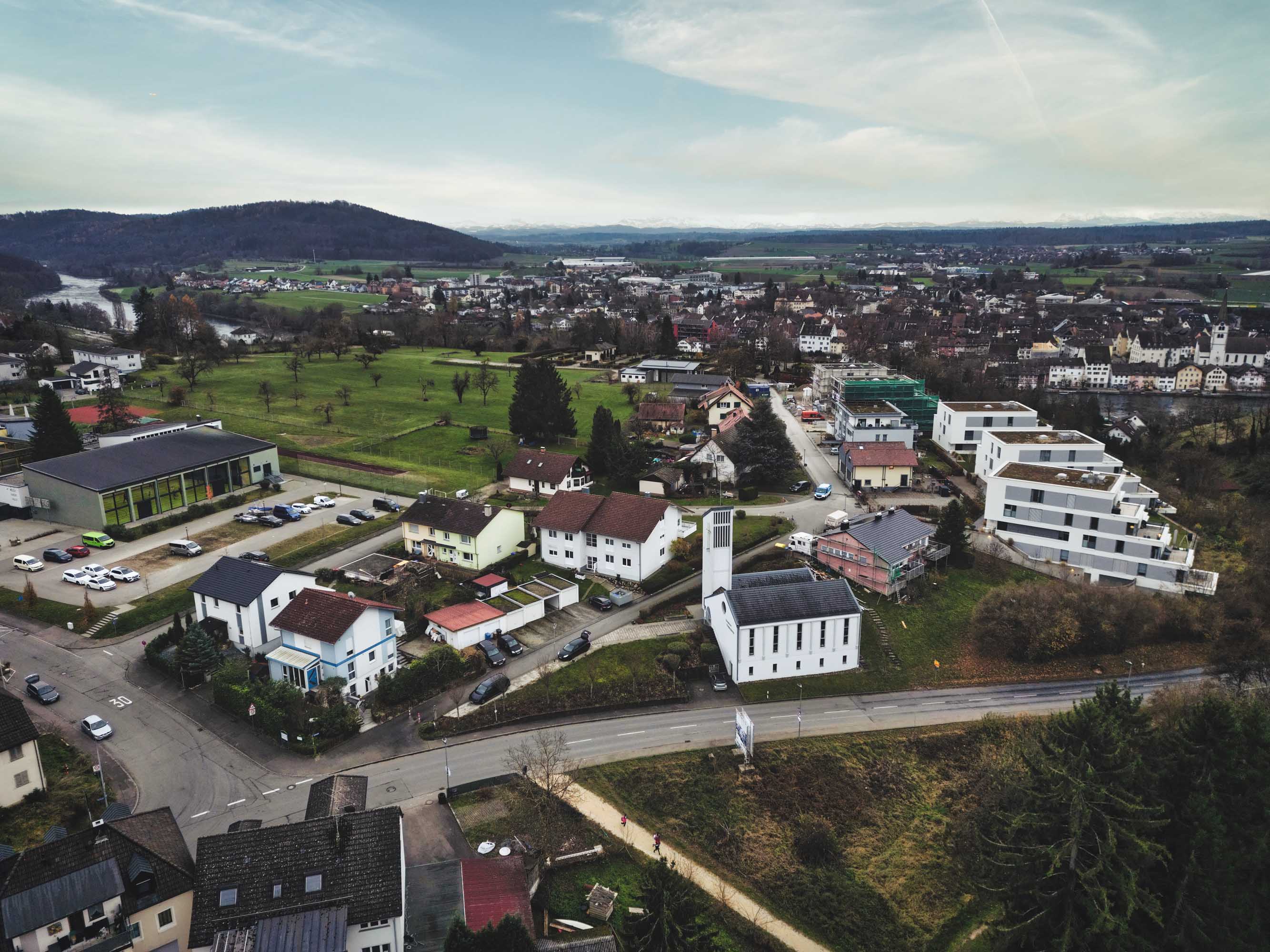 Drohnenbild einer Kirche mit einer Stadt im Hintergrund