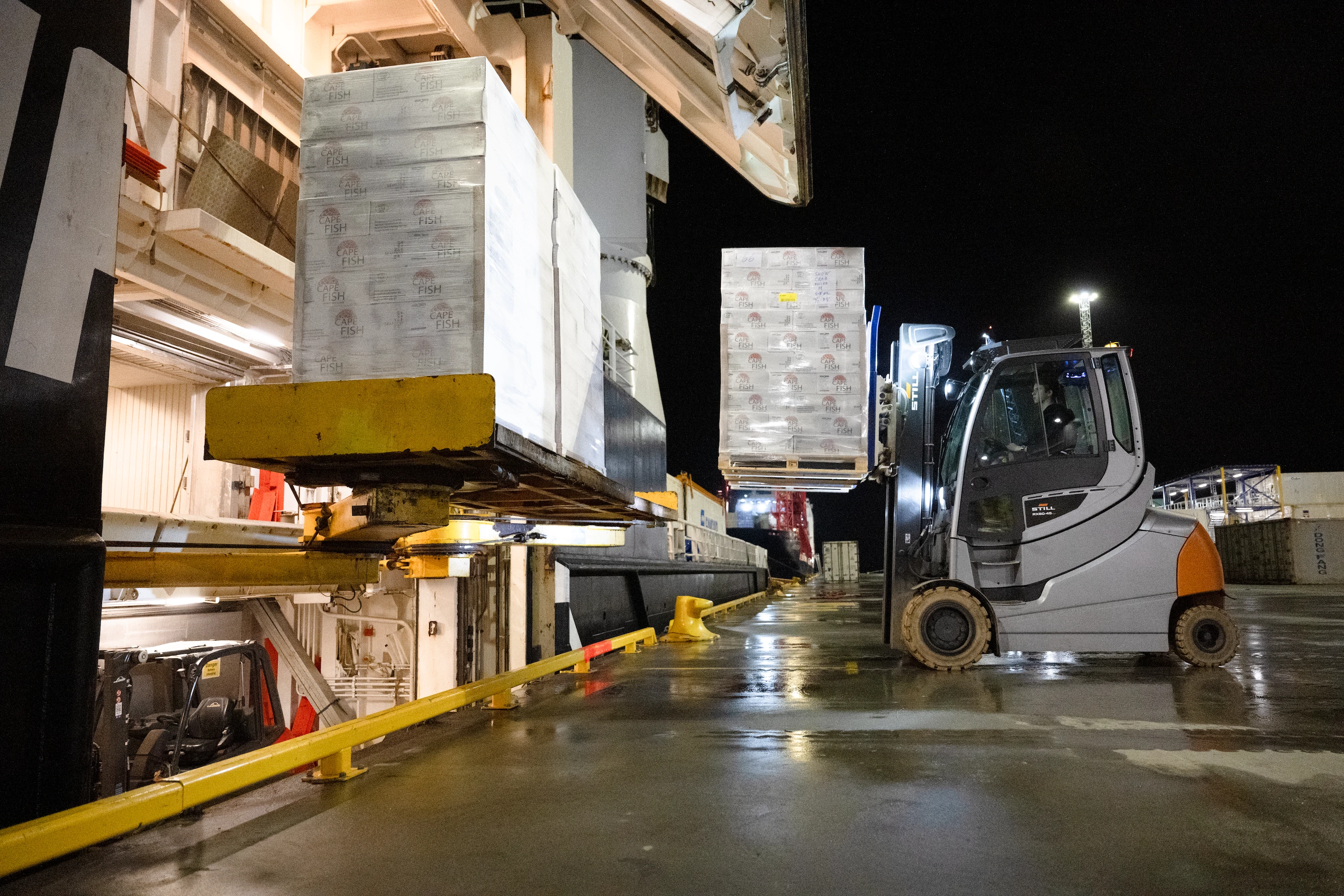 Pallelast løftes inn i lasterommet på et skip