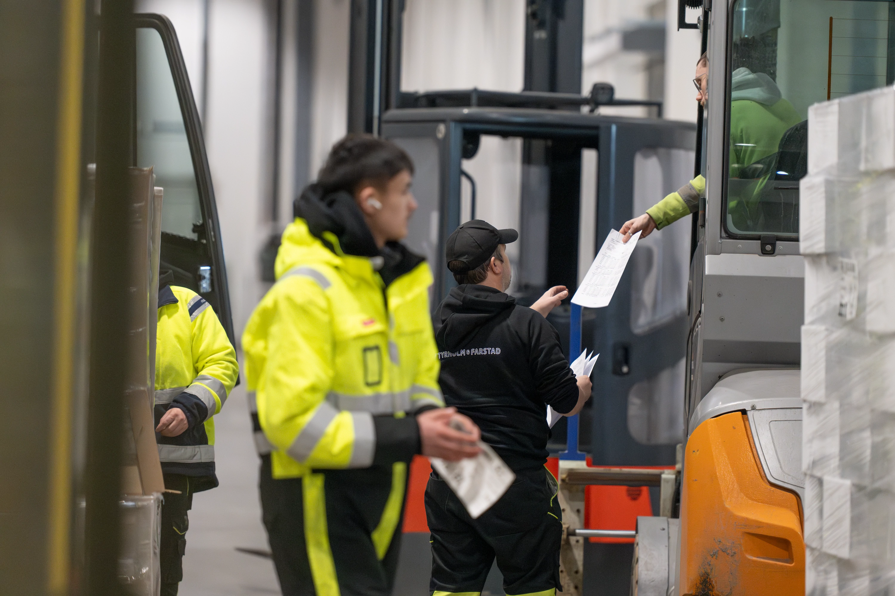 Terminalarbeidere koordinerer håndtering av pallelast
