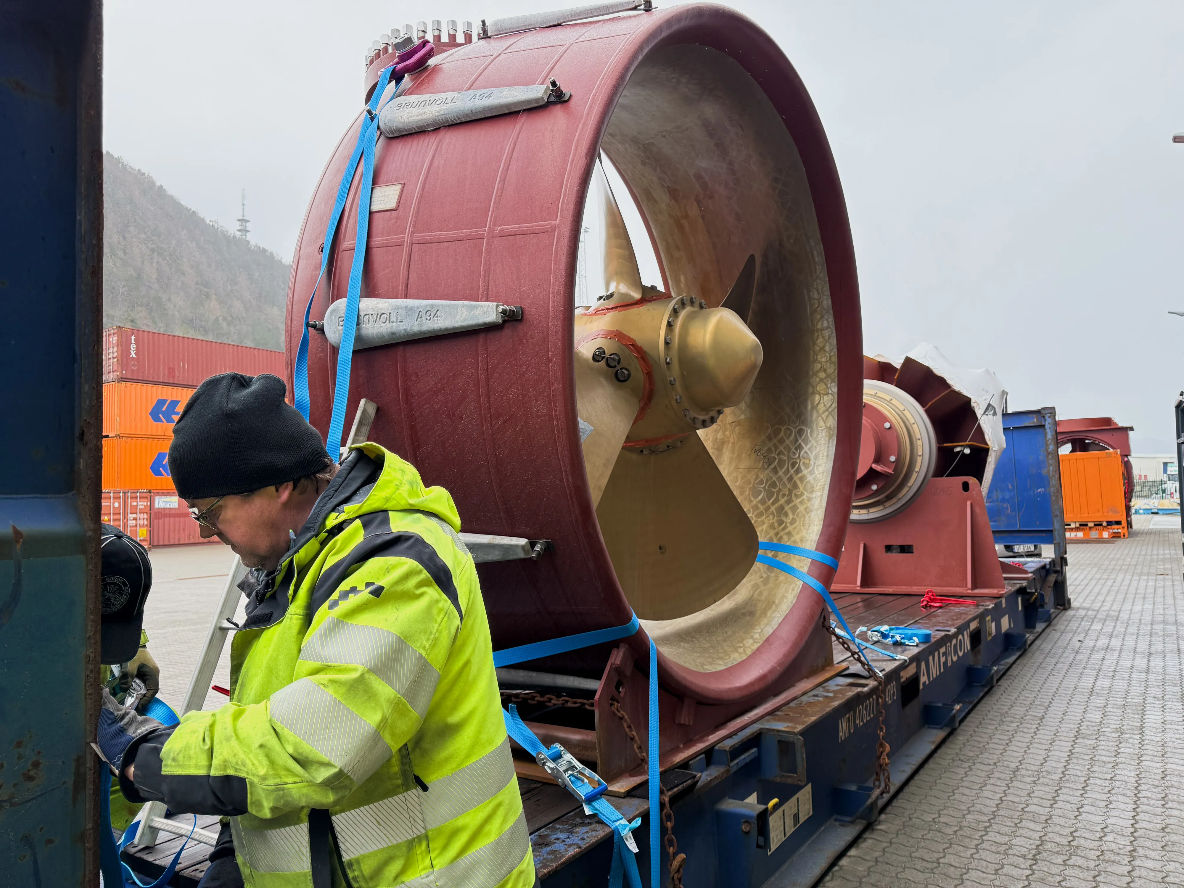 Skipspropell festes med stropper for videre transport