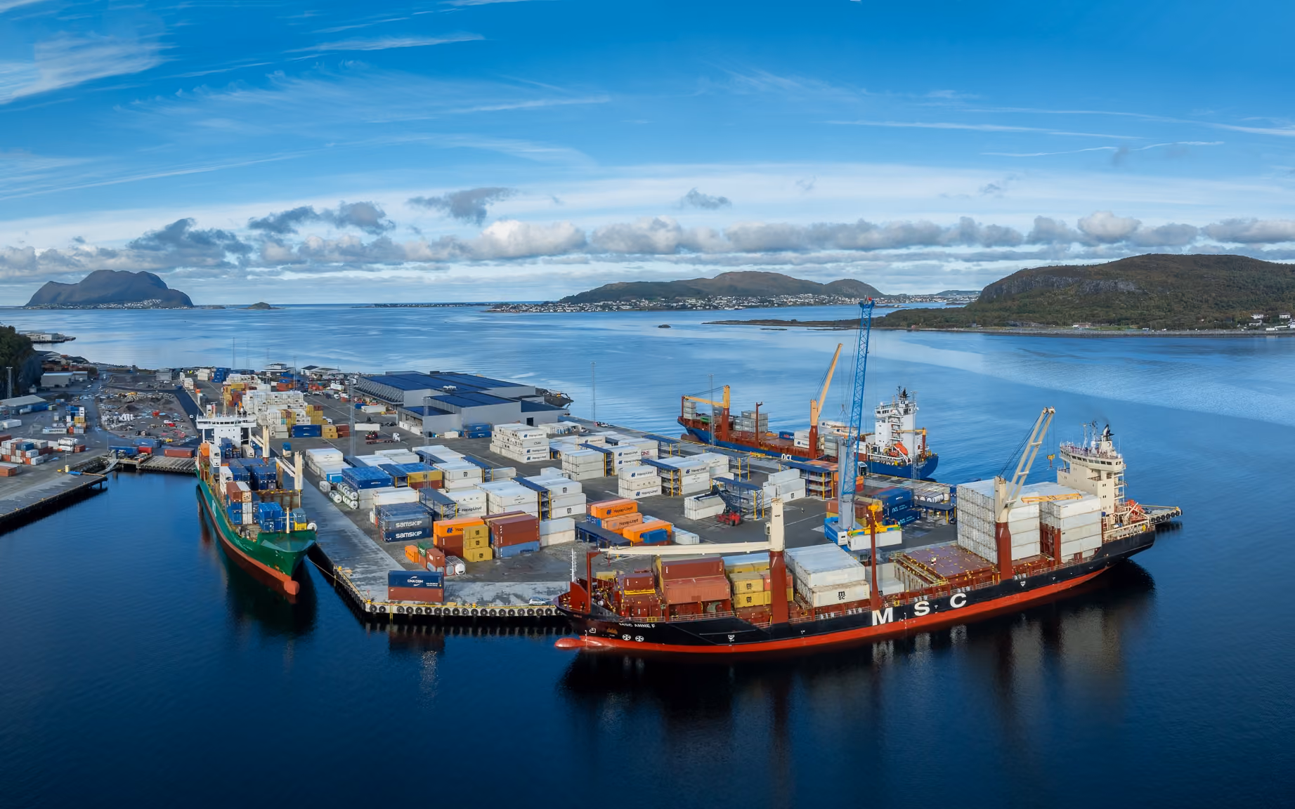 Flatholmen terminal og containerskip med fjordlandskap i bakgrunnen