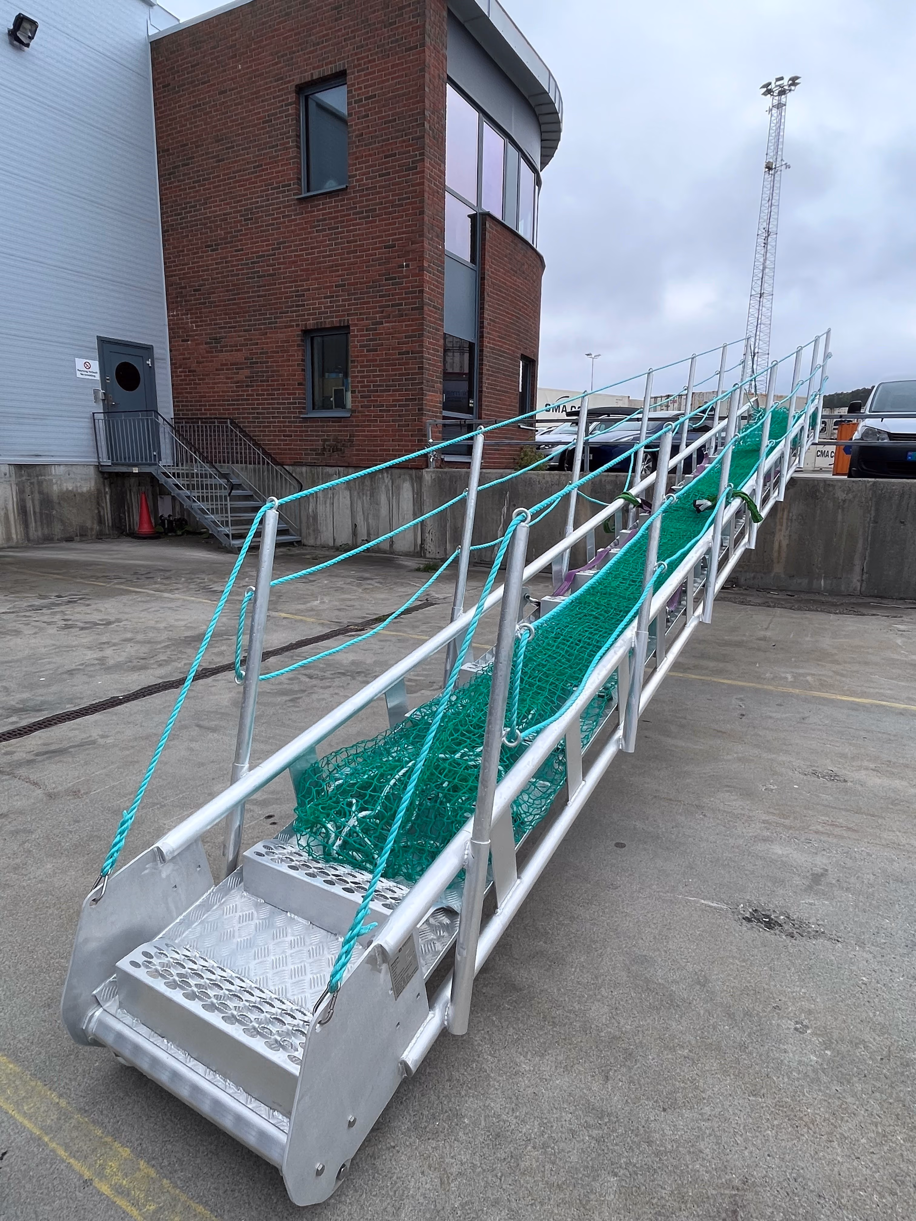 Mobile gangway prepared for safe access to a ship