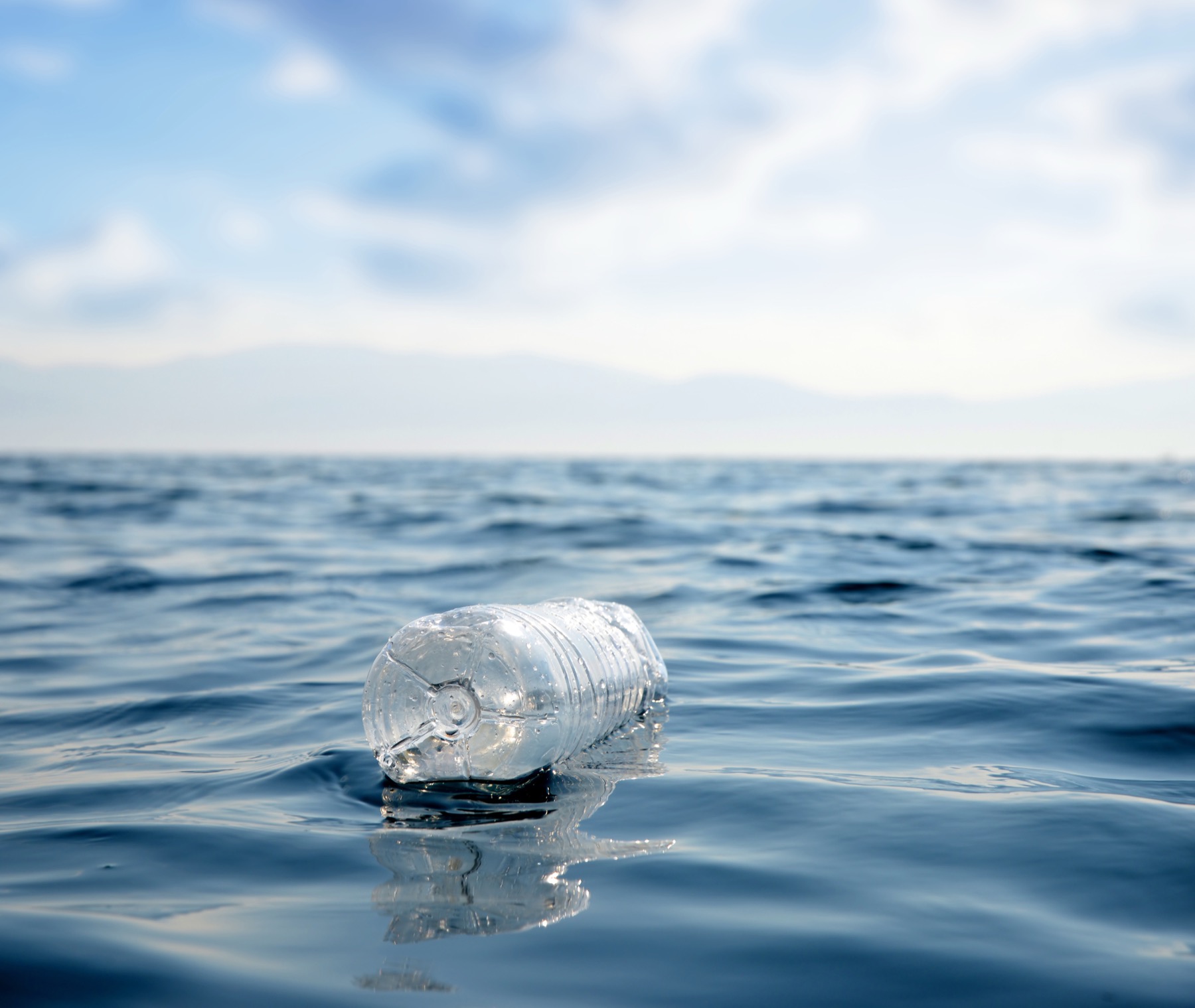 Bottiglia di plastica che galleggia in mare aperto