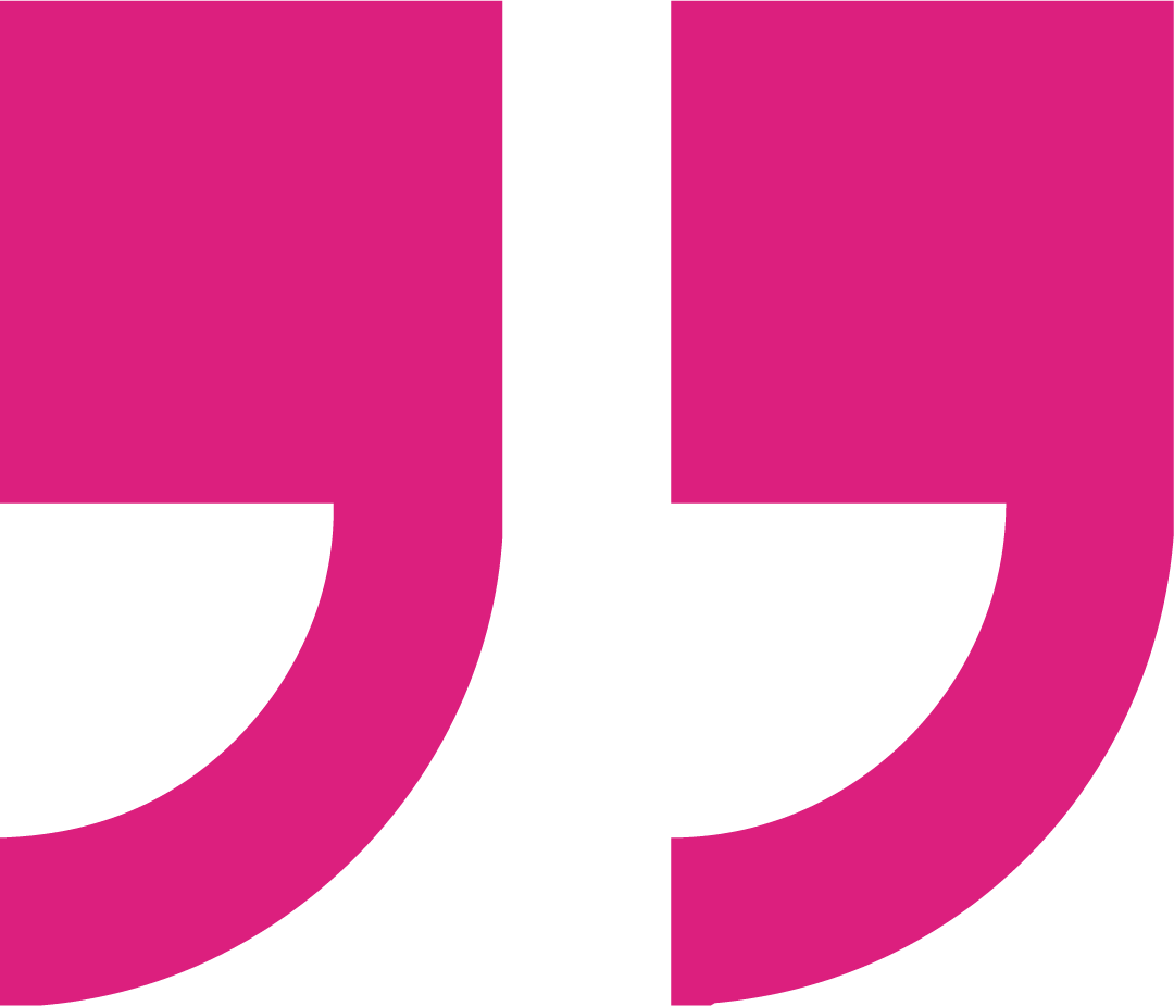 Großes magentafarbenes Anführungszeichen-Symbol.