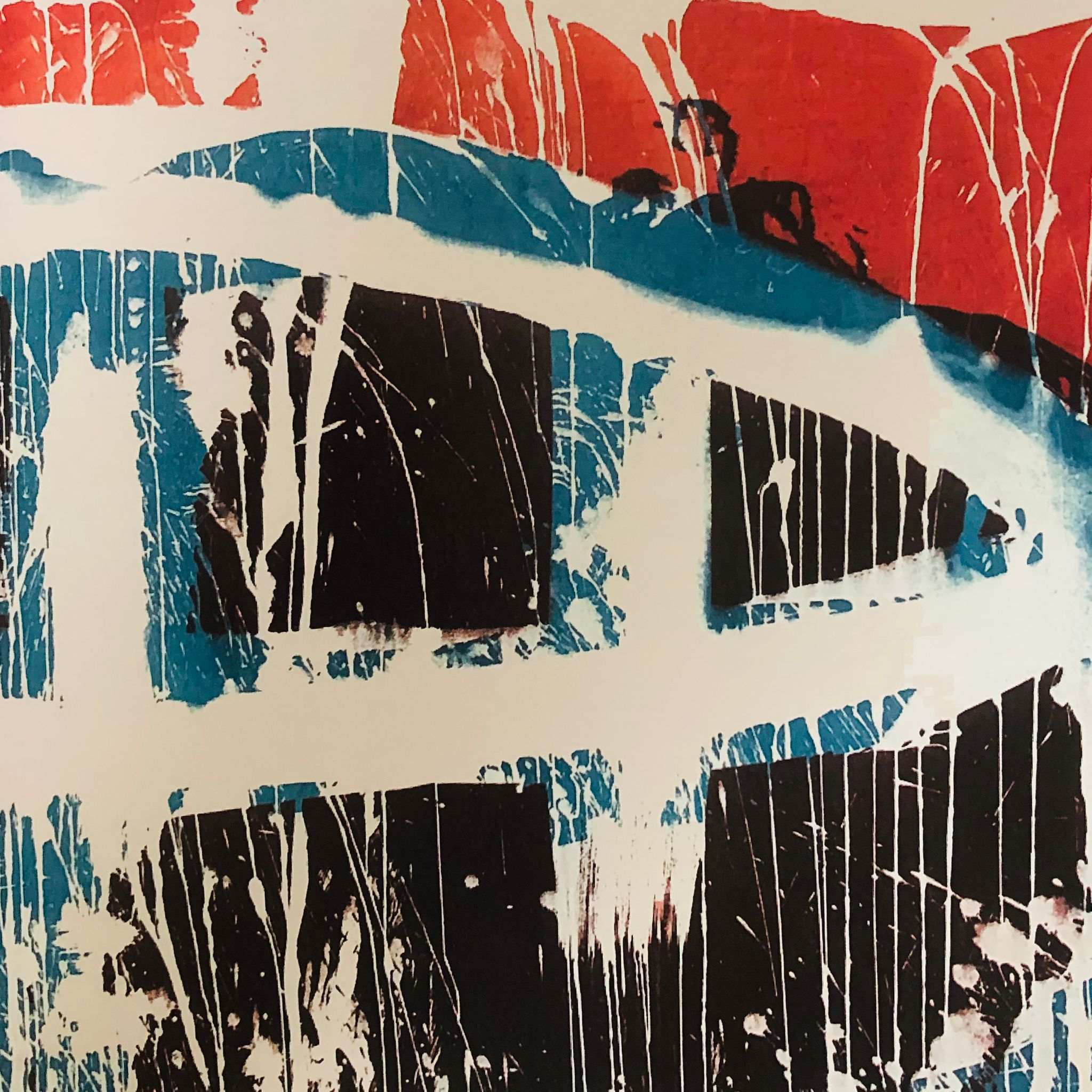 Abstraktes Kunstbild mit einem stilisierten Fisch in Weiß, Blau, Schwarz und roten Flächen.