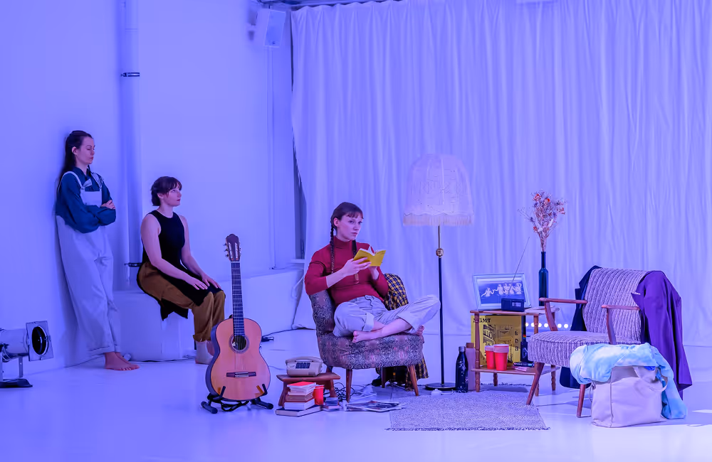 Drei Darstellerinnen mit Stühlen, einem Tisch und einer Lampe auf der Bühne des Seneca Intensiv