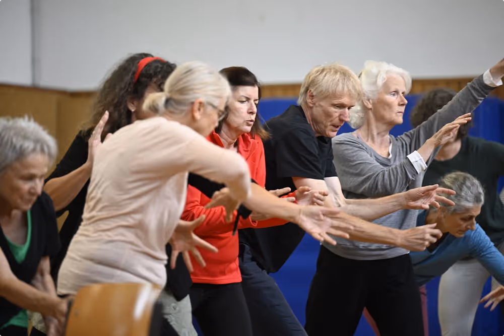Senioren in einem Workshop für kreative Bewegung