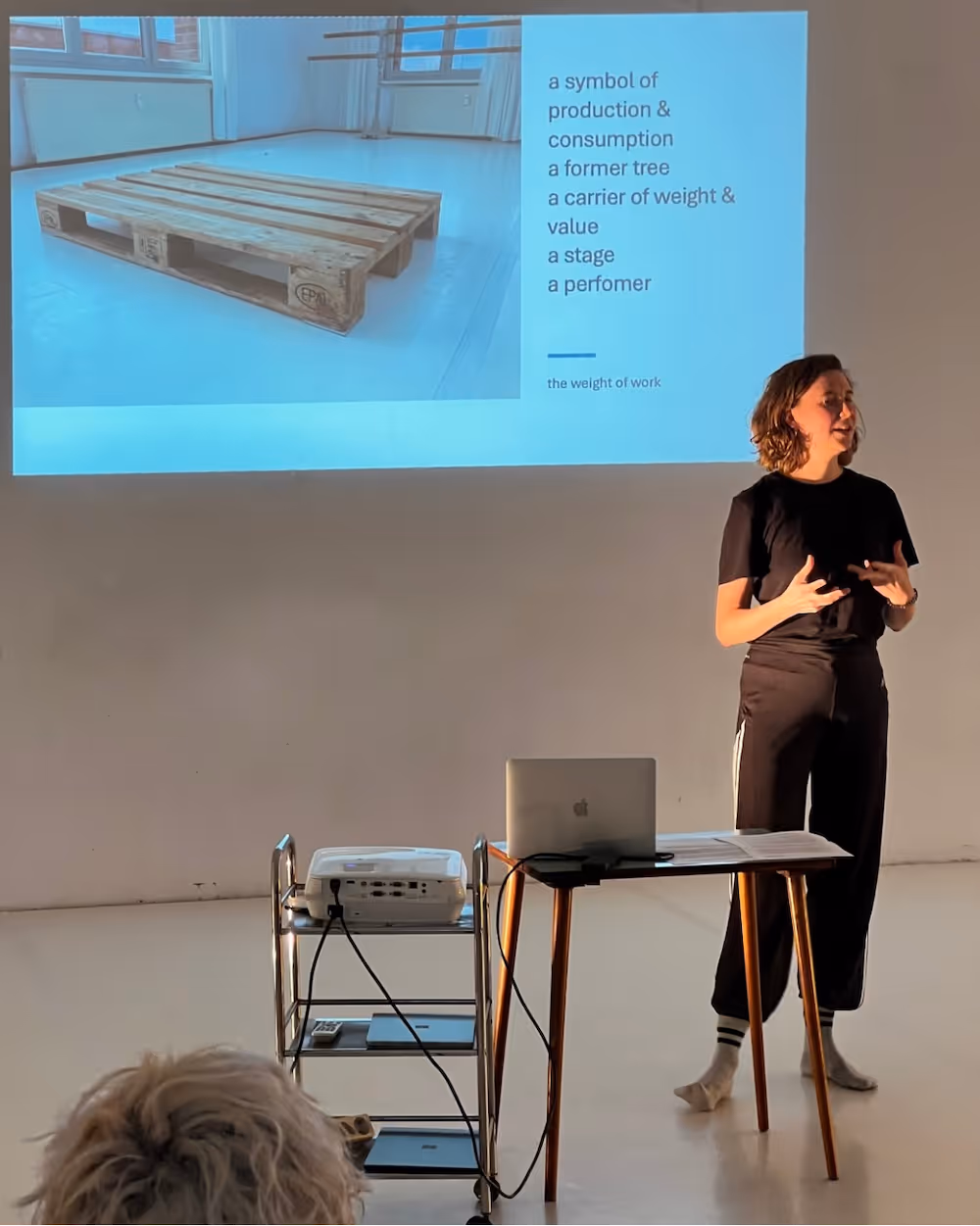 Frau, die eine Präsentation mit einem Projektor hält