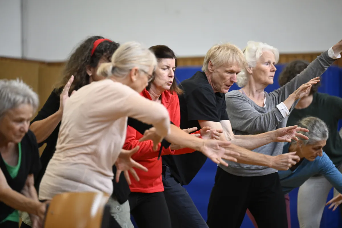 Senioren in einem Workshop für kreative Bewegung