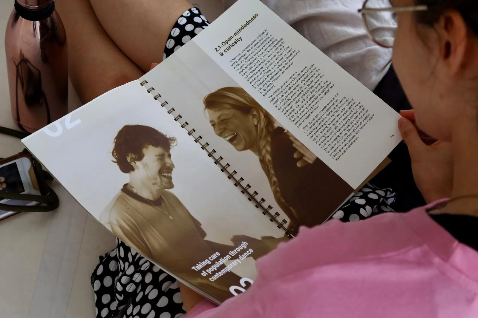 Eine Frau, die sich eine SINIPARKSI-Broschüre ansieht