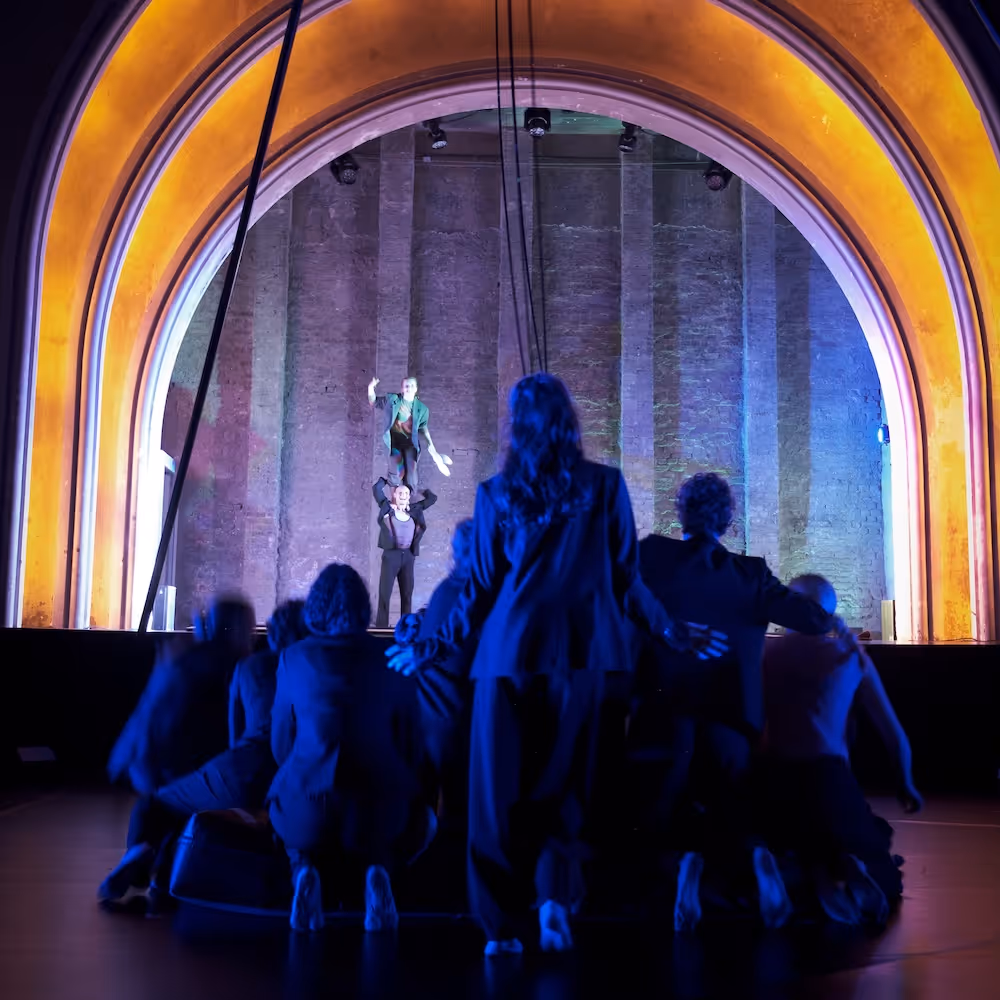 Zirkus- und Theaterkünstler auf der Bühne bei SENECA INTENIVs KONDENSAT