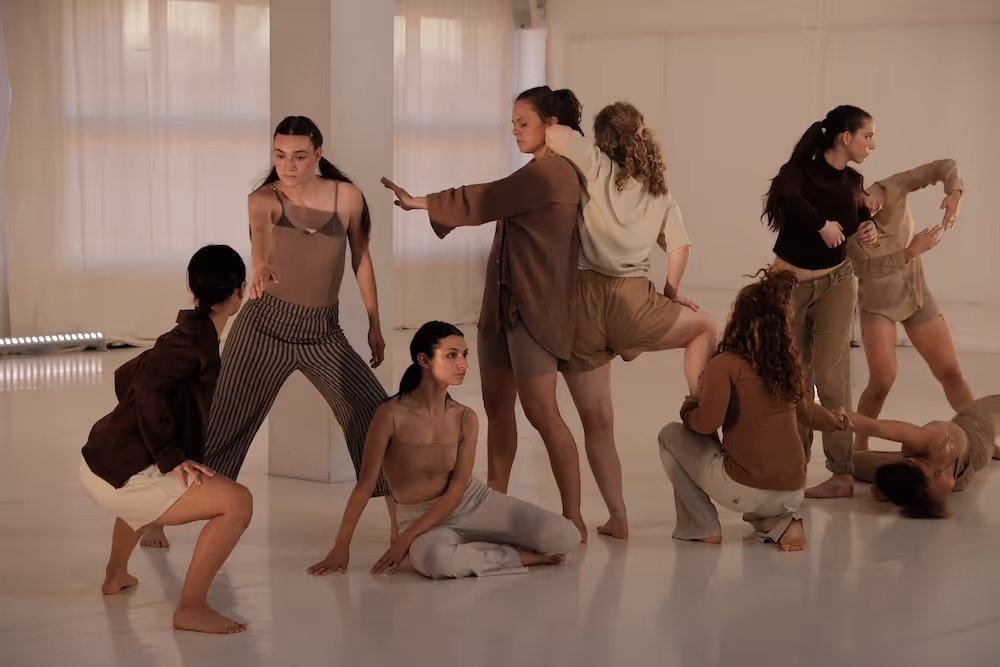 Tänzer, die in einer Reihe auf der Bühne posieren