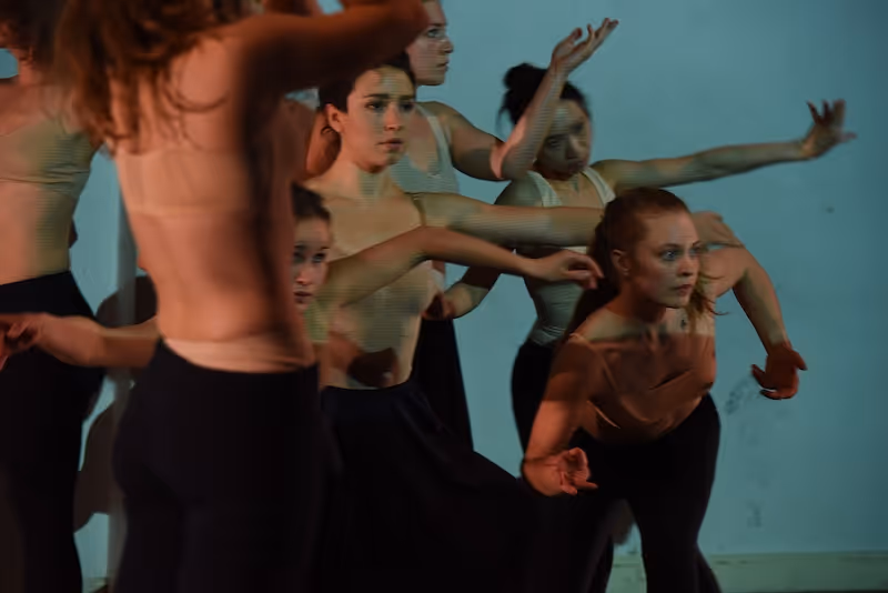 Tänzer, die auf der Bühne auftreten